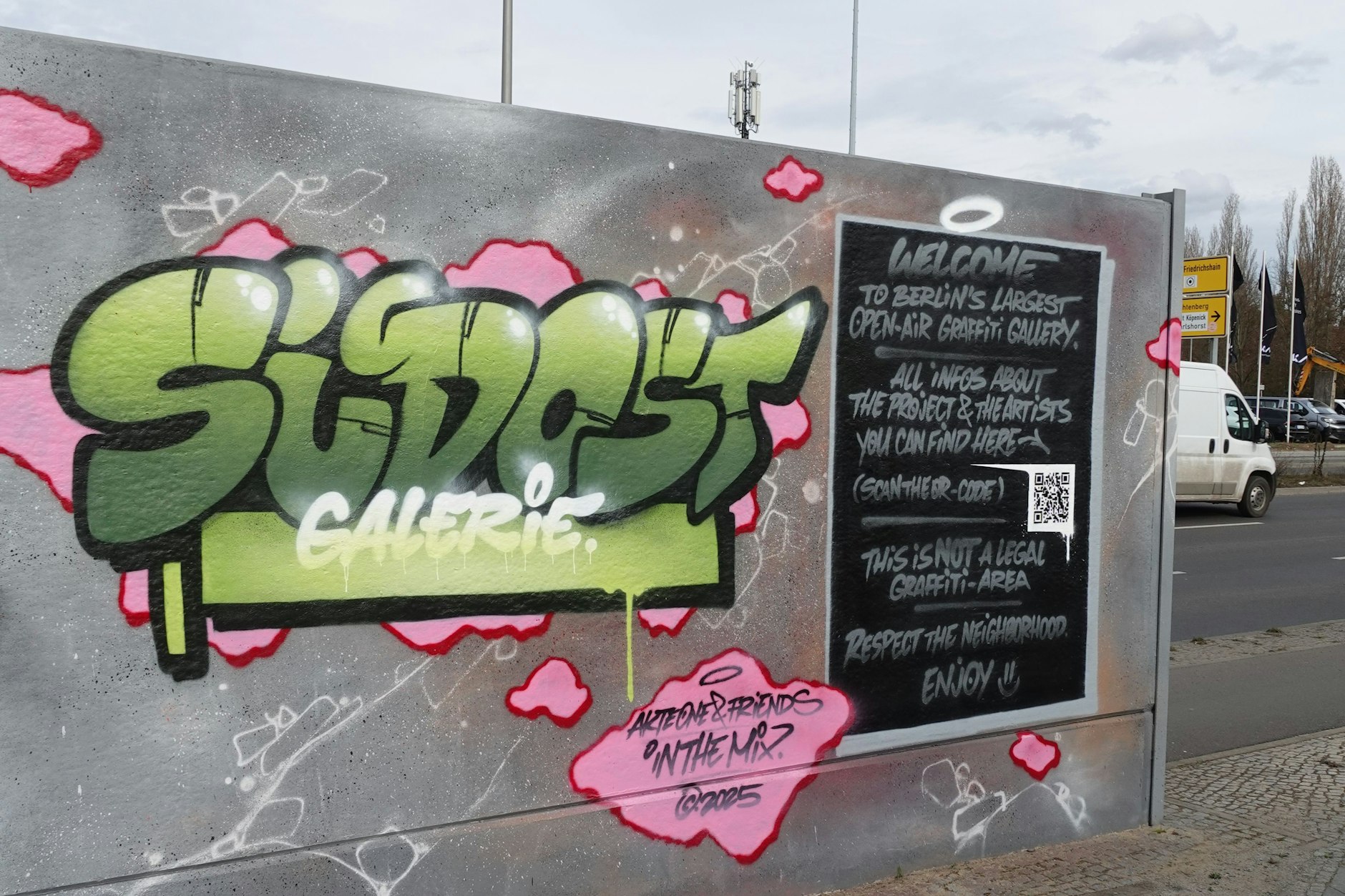 Die „Süd Ost Galerie“ ist in Berlin-Schöneweide zu finden. Am Grenzweg, der parallel zur Minna-Todenhagen-Straße verläuft.