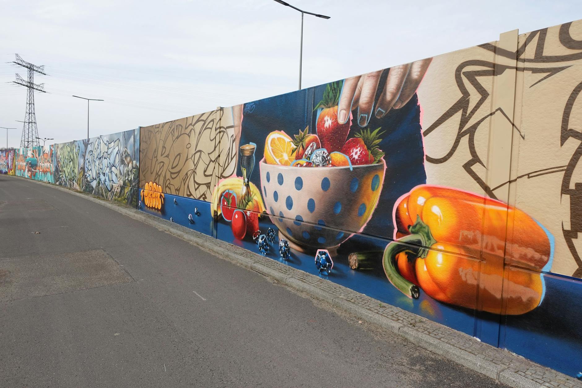 Passend zur Kleingartenanlage: Auch auf der Graffitiwand gibt es frisches Obst und Gemüse. Von Künstlern wie Akte One und Cren.