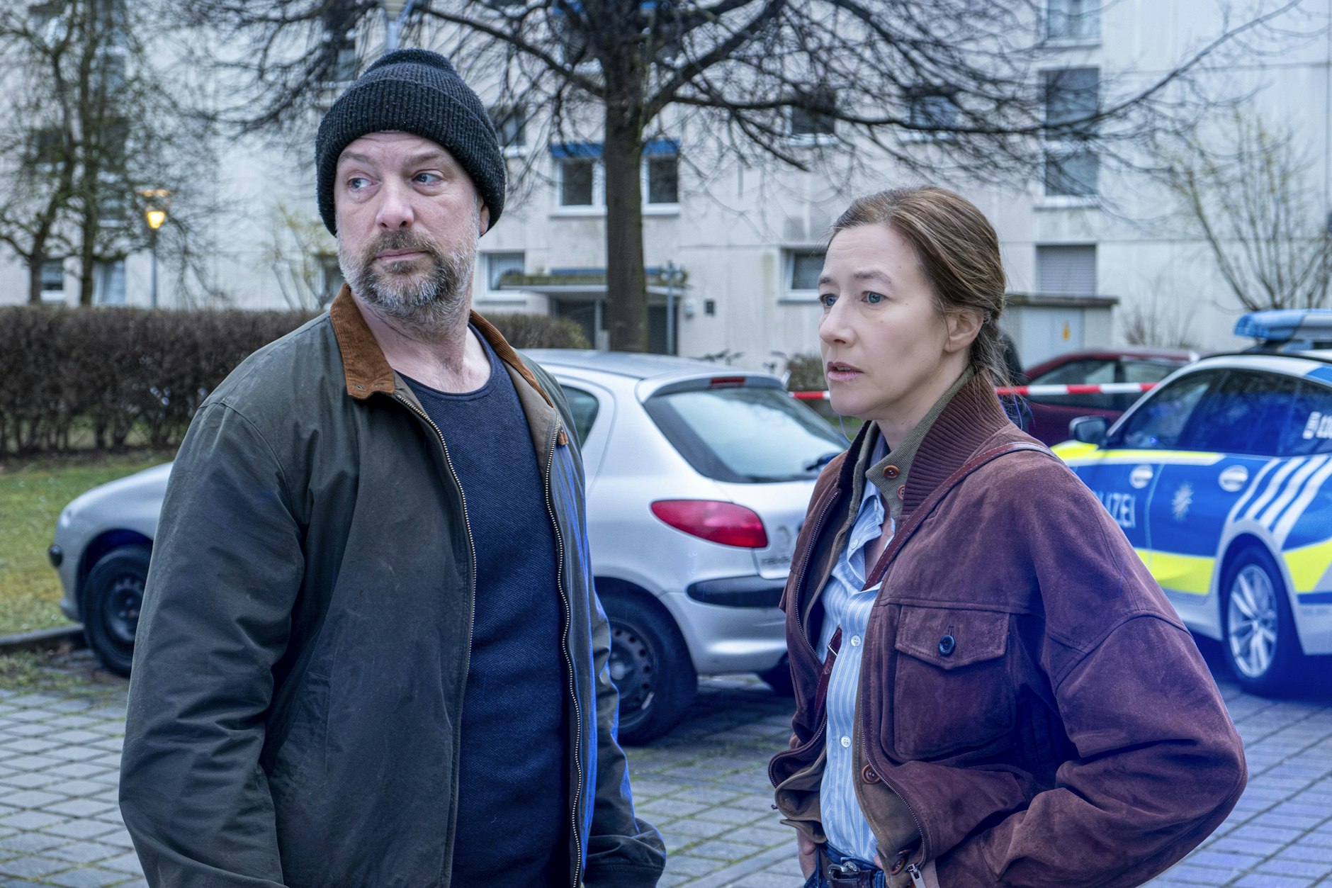 Dennis Eden (Stephan Zinner) und Cris Blohm (Johanna Wokalek) ermitteln in zwei dubiosen Fällen. 