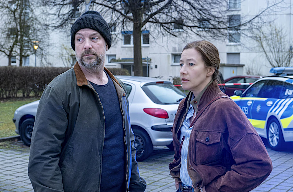 Dennis Eden (Stephan Zinner) und Cris Blohm (Johanna Wokalek) ermitteln in zwei dubiosen Fällen. 