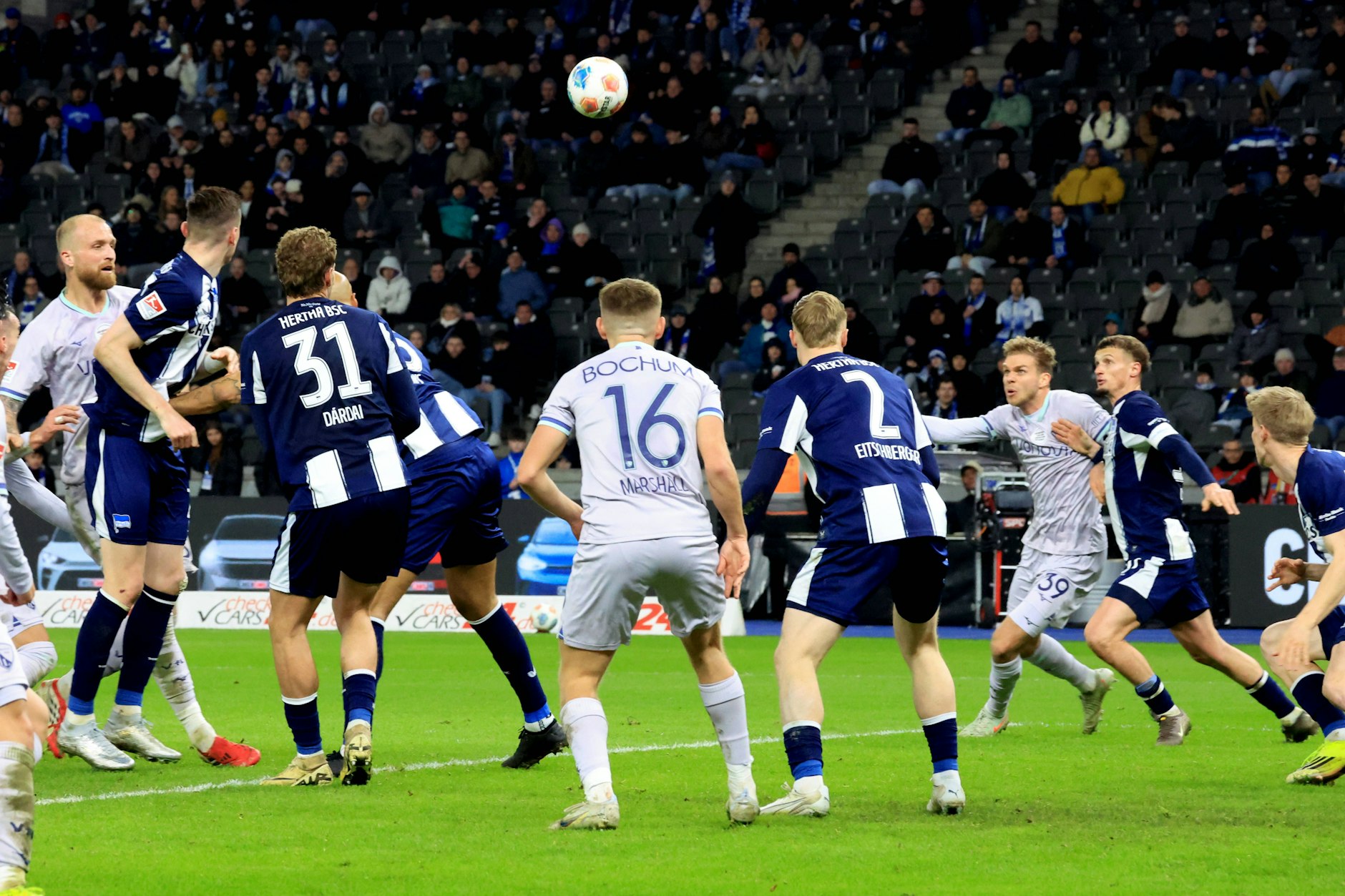 Die Szene zum 1:1 in der Nachspielzeit. Herthas Michael Cuisance (r.) kann den Schuss von Bochums Leandro Morgallla nicht unterbinden.