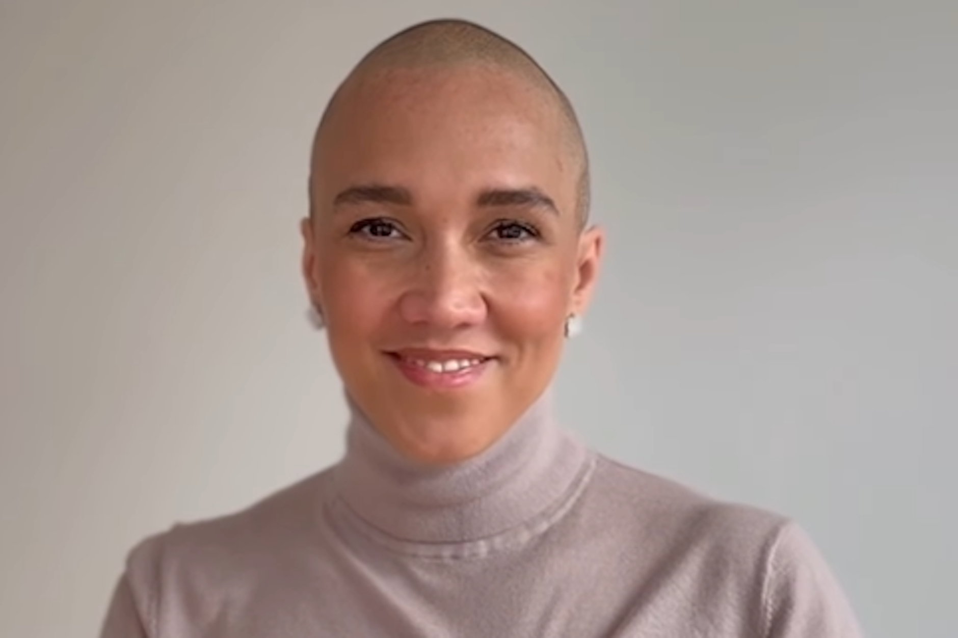 FDP-Politikerin Nicole Büttner hat sich nachdem sie eine Wette verlor eine Glatze rasiert.