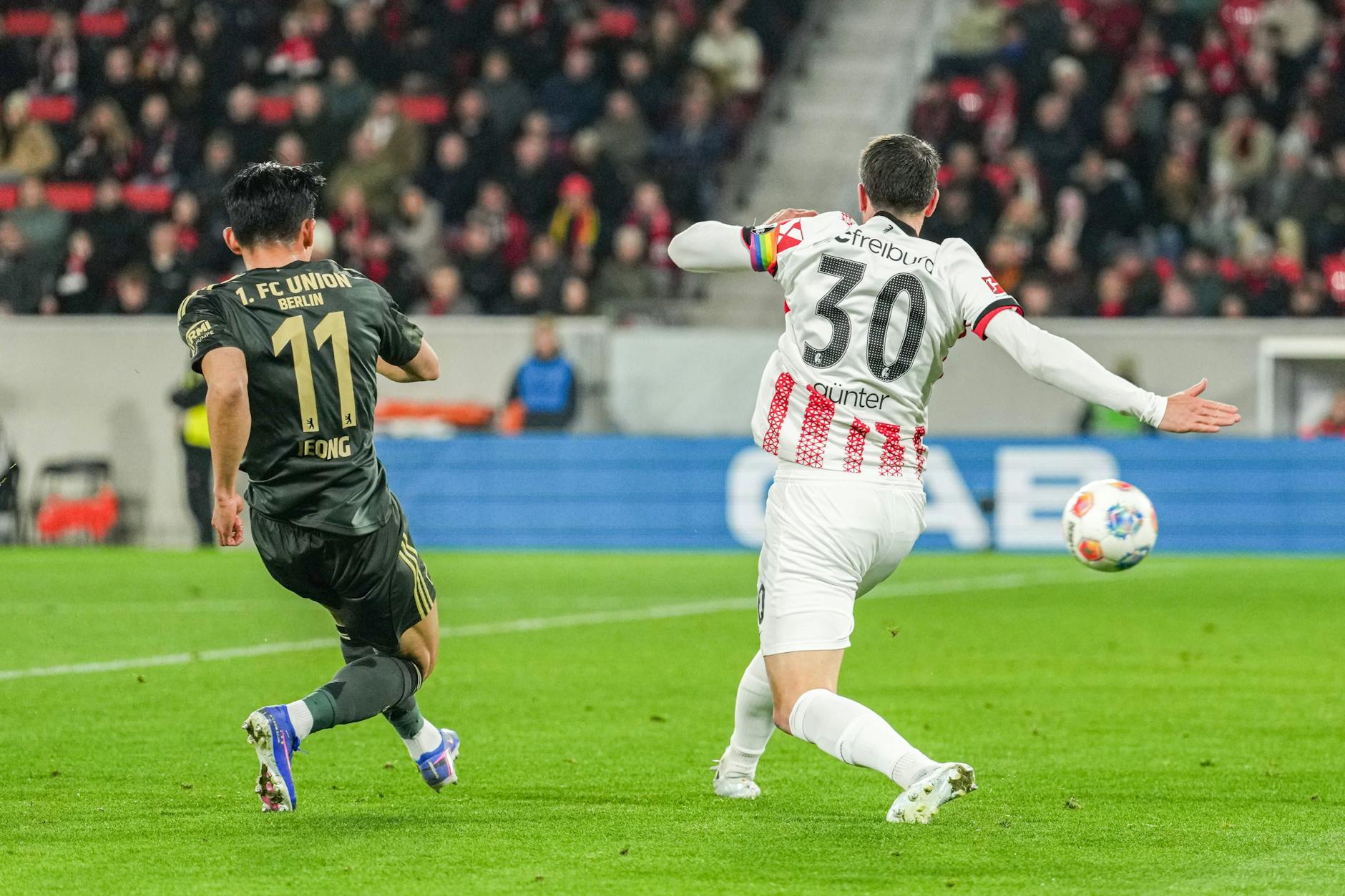 Ein Tänzchen und Jeong lässt seinen Gegenspieler in Freiburg keine Chance, trifft für Union Berlin ins lange Eck.