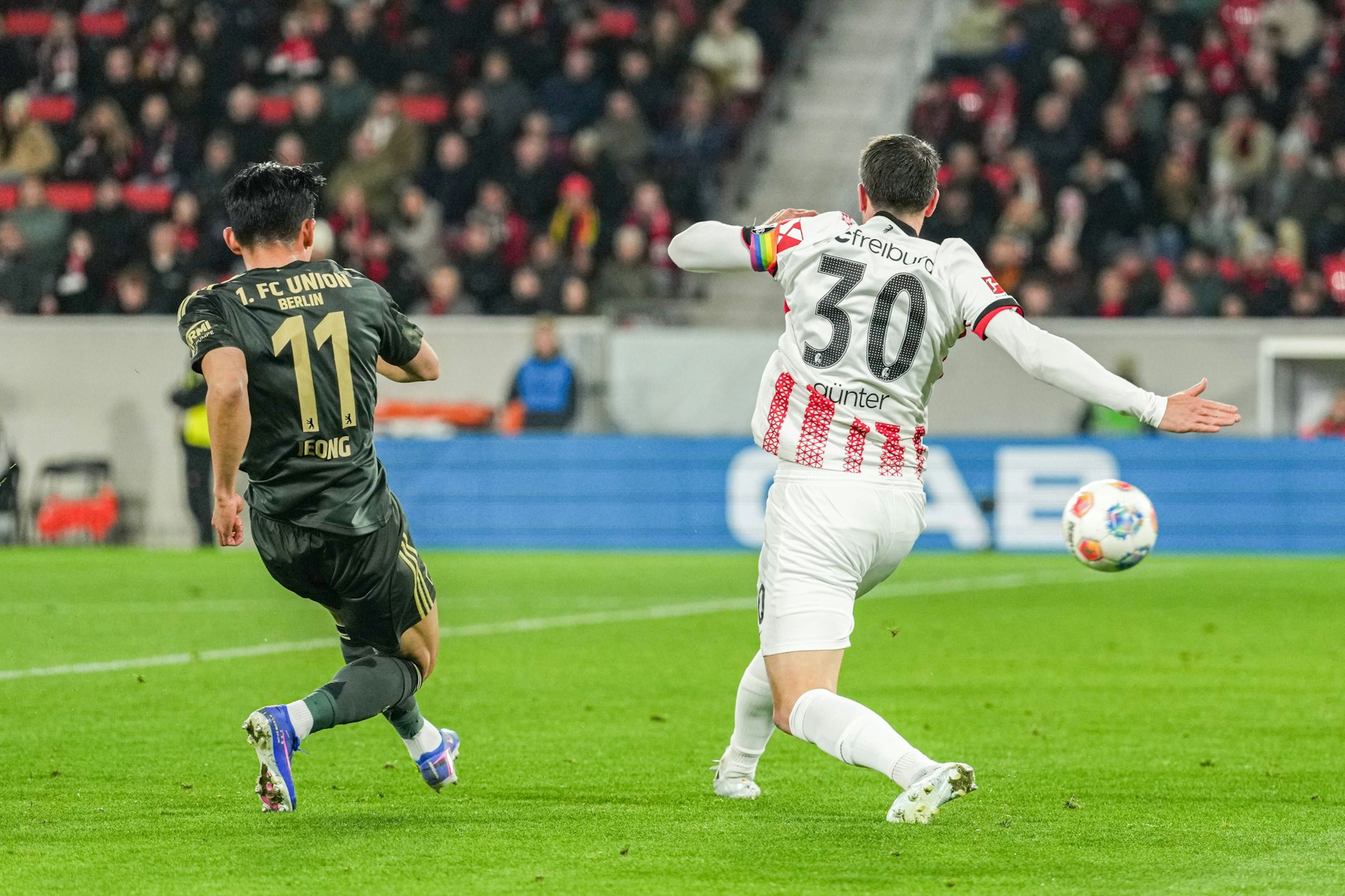 Ein Tänzchen und Jeong lässt seinen Gegenspieler in Freiburg keine Chance, trifft für Union Berlin ins lange Eck. 