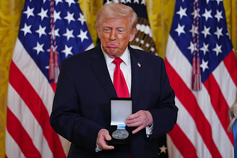 Präsident Donald Trump mit dem Ikkos-Orden, den Trump am Freitag wegen seiner Verdienste zur Würdigung der Bedeutung von Frauen in der Geschichte erhielt.