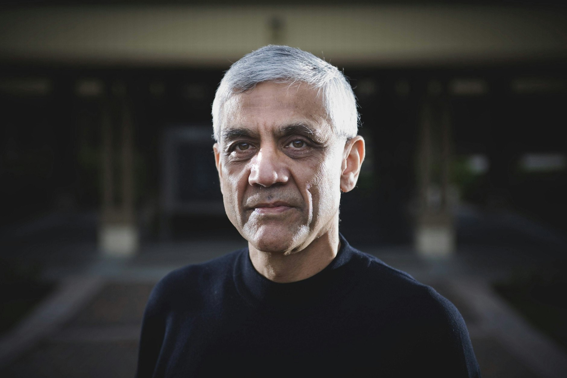 Milliardär Vinod Khosla investierte in OpenAI - und hat eine klare Vorstellung, wie die Zukunft in 15 Jahren aussehen wird.