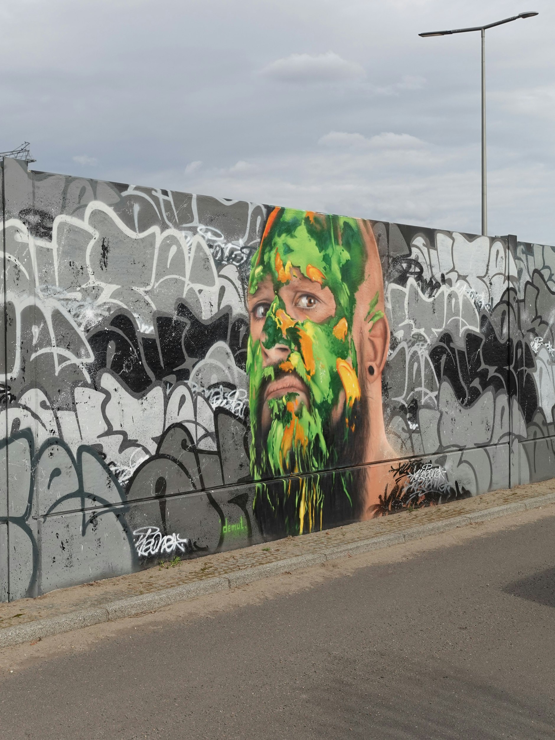 Dieses Porträt stammt von dem Berliner Künstler Demut.