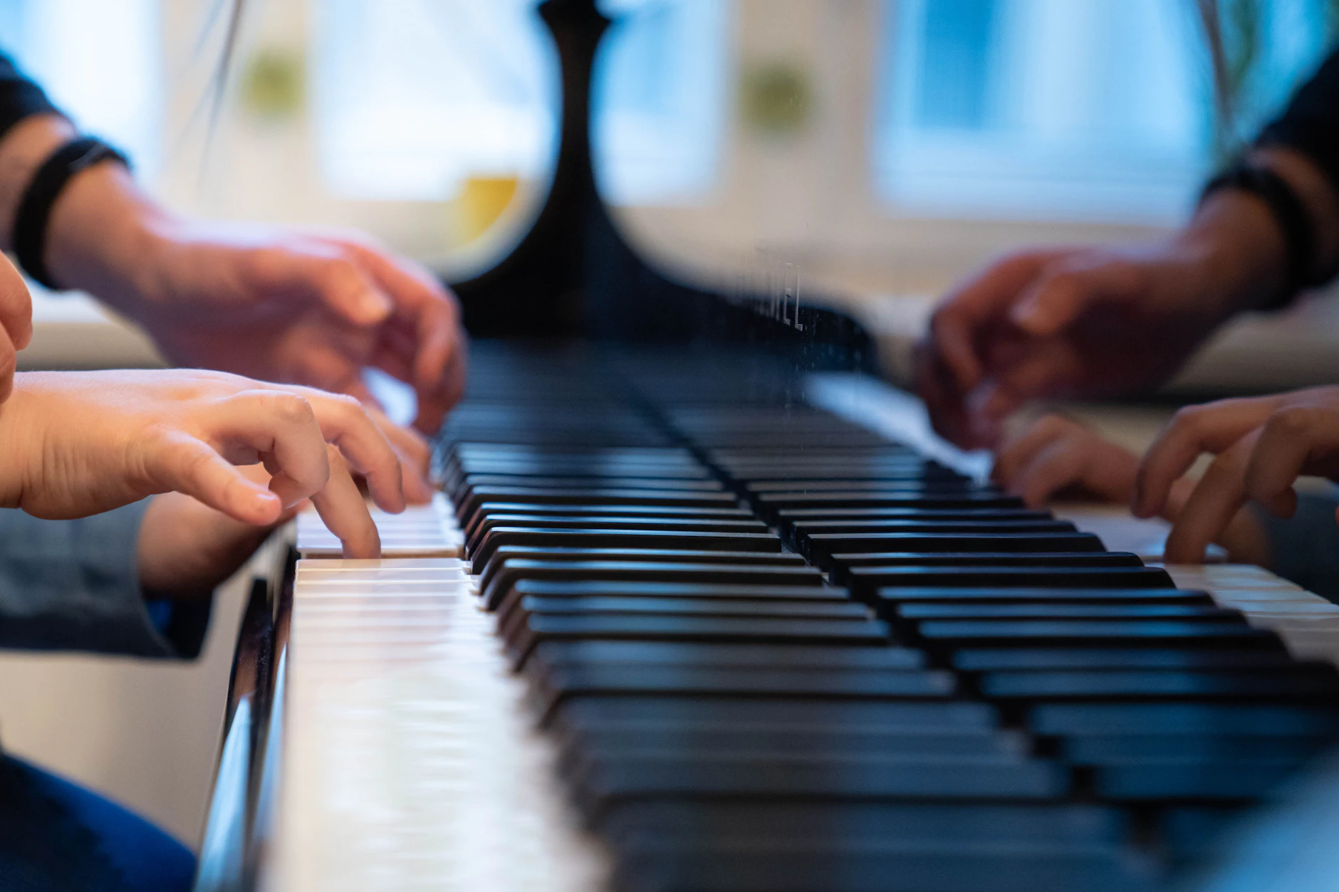 Wer ein großer Pianist werden will, sollte rechtzeitig lernen, auch mit Druck und einseitiger Belastung umzugehen.