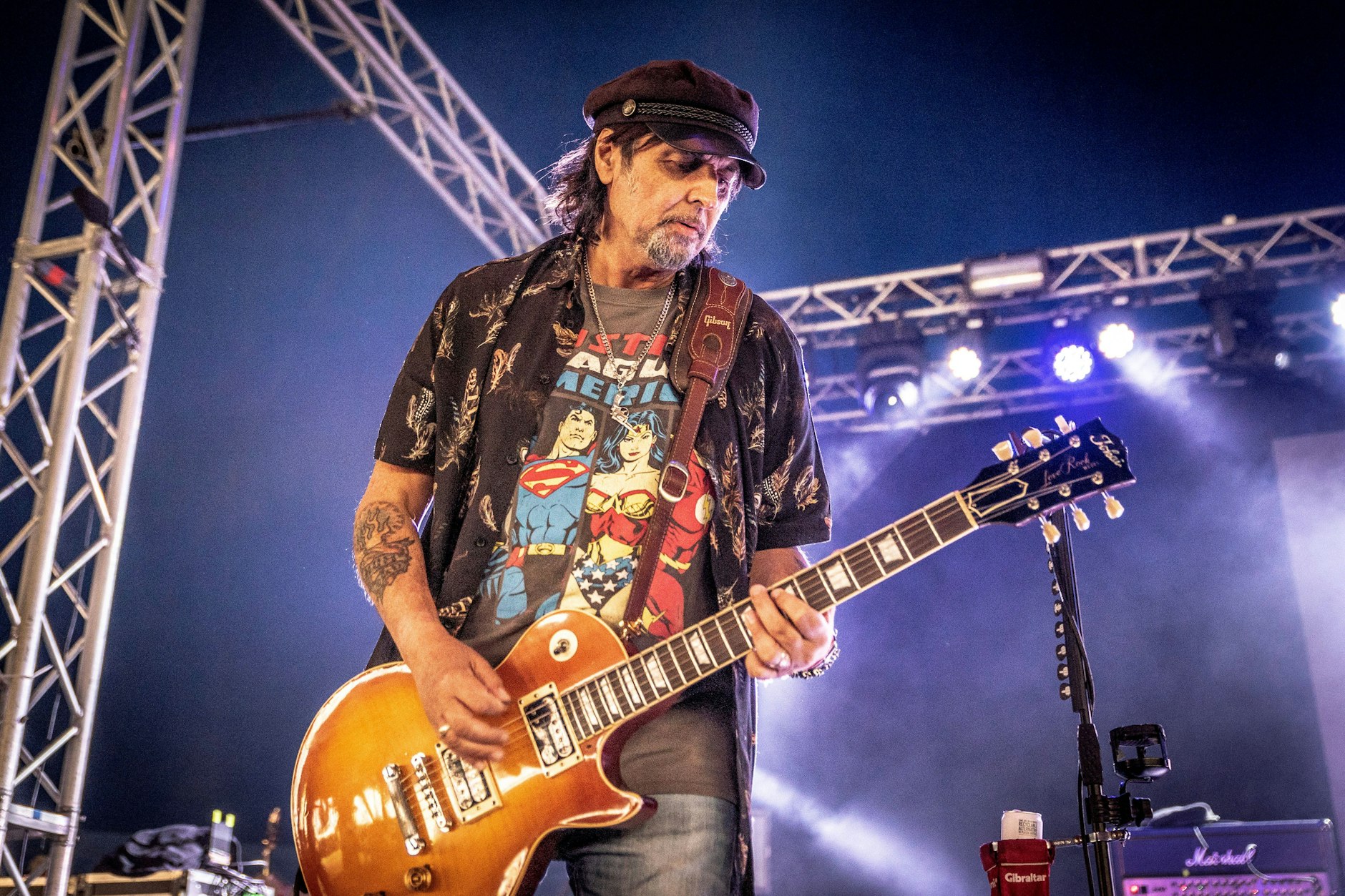 Motörhead-Gitarrist Phil Campbell auf der Bühne.