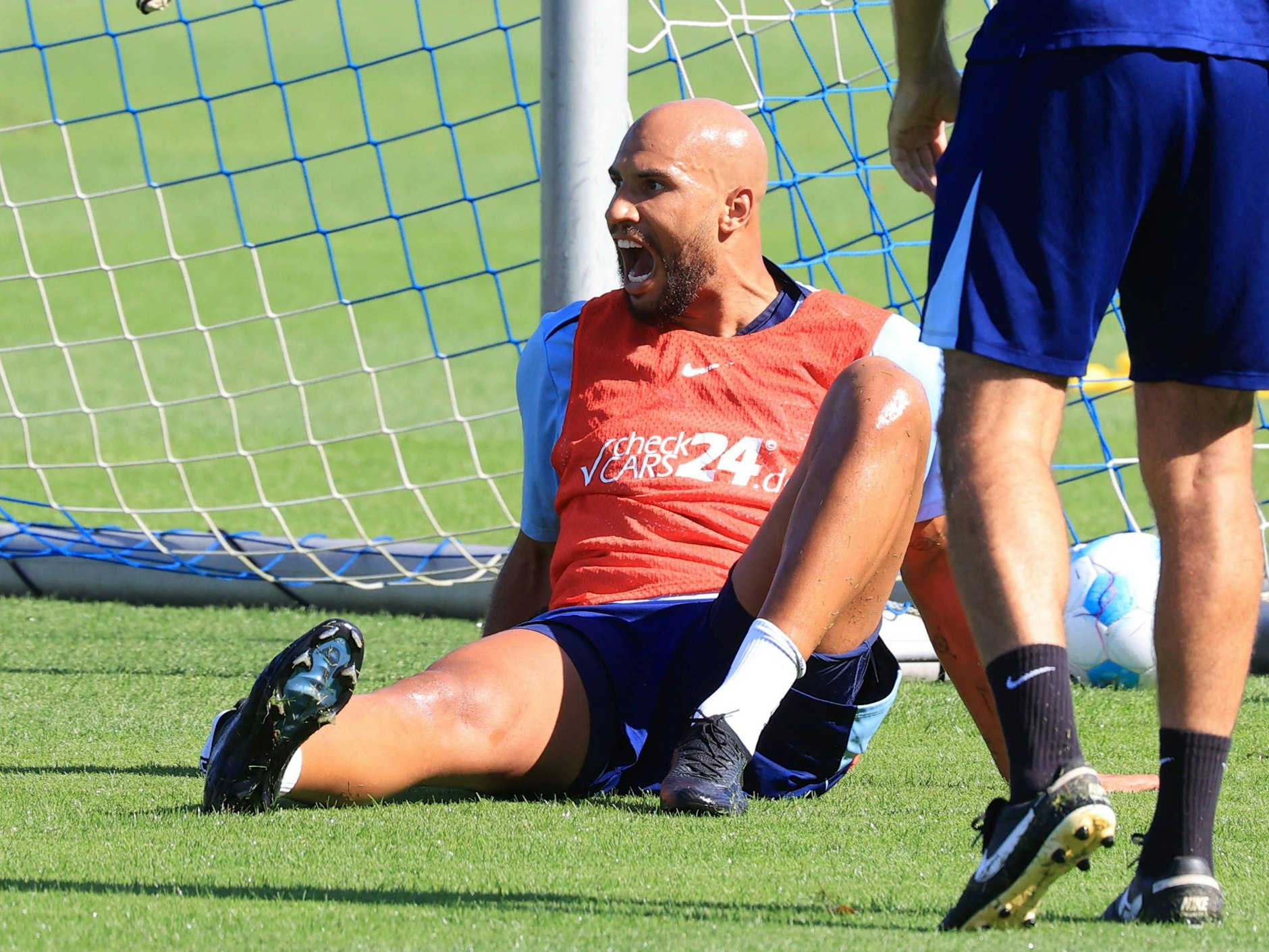 Das tat schon beim Hinsehen weh: Am 2. September 2024 renkte sich Jay Brooks im Hertha-Training den rechten Fuß brutal aus.