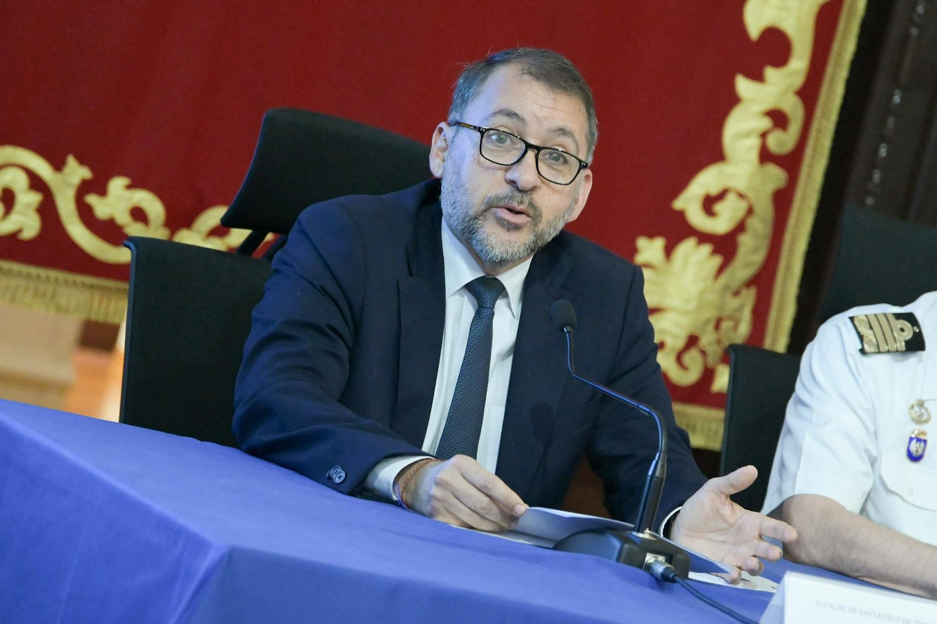 José Manuel Bermúdez, Bürgermeister der Hauptstadt von Teneriffa, hat bereits die ersten Notfallpläne erarbeitet und alle städtischen Einrichtungen sensibilisiert. Man will auf den Ausbruch des Teide vorbereitet sein.