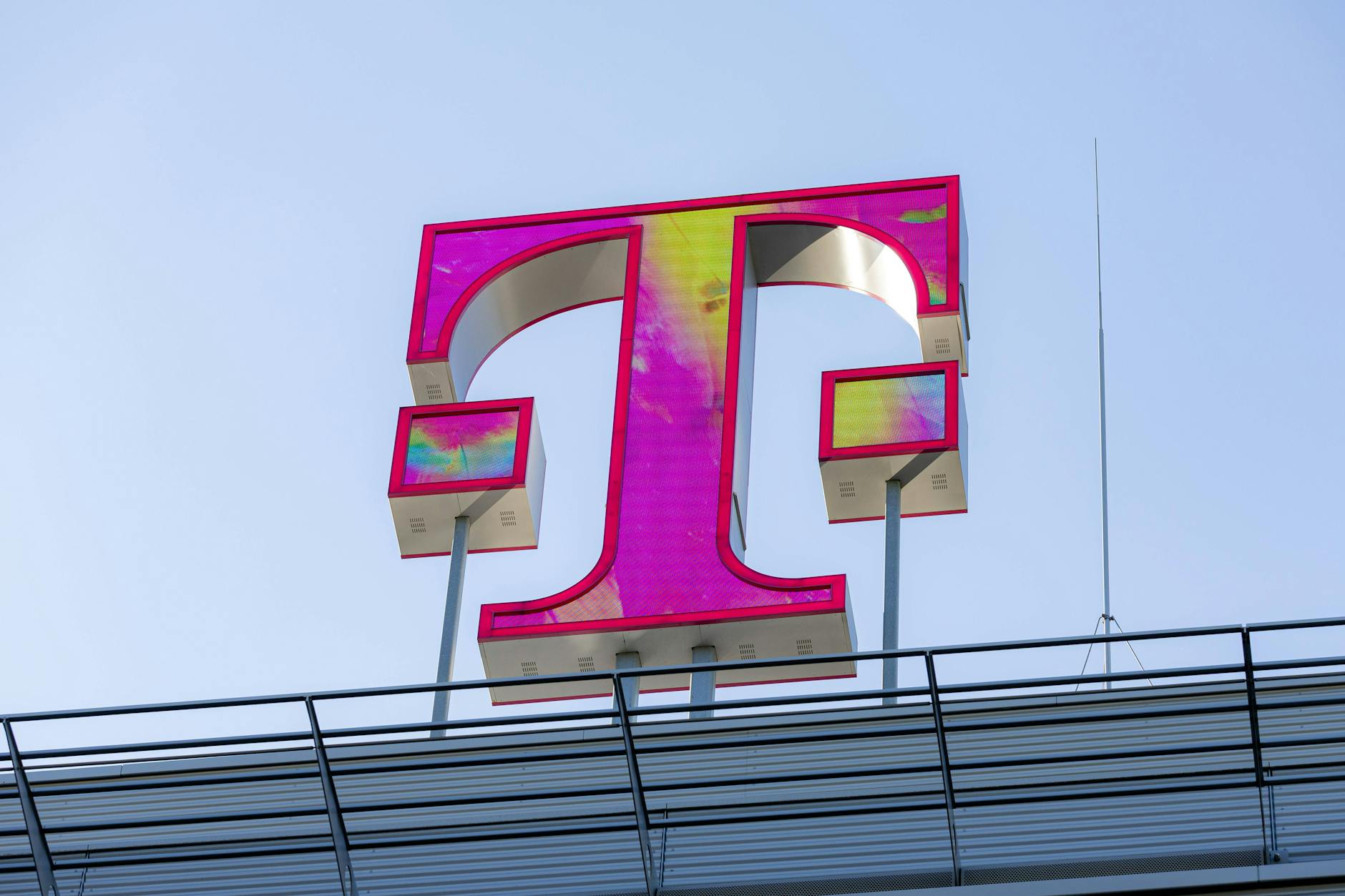 Für Kunden der Telekom steigen die Kosten für die Nutzung der MultiSIM im April um 40 Prozent.