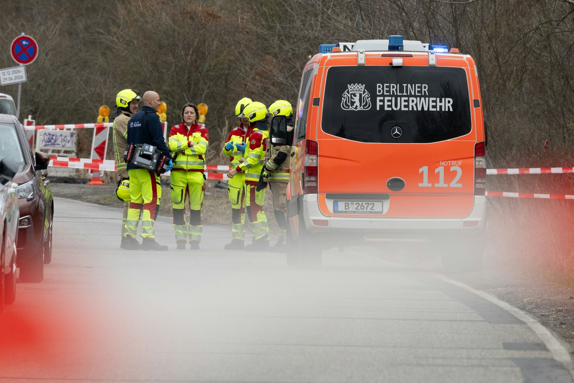 Zahlreiche Rettungskräfte kamen wegen der toten Person zum Unfallort.