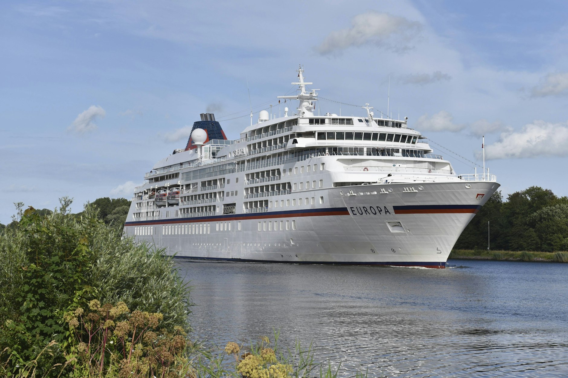 Heike A. und ihr Ehemann wollten auf der MS Europa nur eine schöne Zeit verbringen. Jetzt klagt die Witwe vor Gericht.