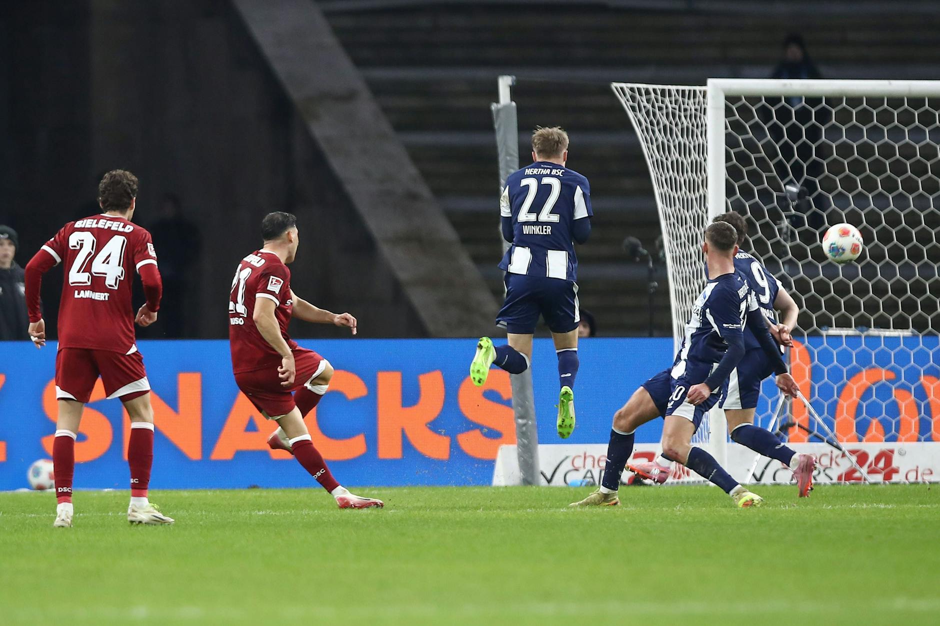 Am 19. Dezember verlor Hertha BSC zwei wichtige Punkte gegen Arminia Bielefeld, weil Stefan Russo fast unbedrängt das 1:1 in der Nachspielzeit machen konnte.