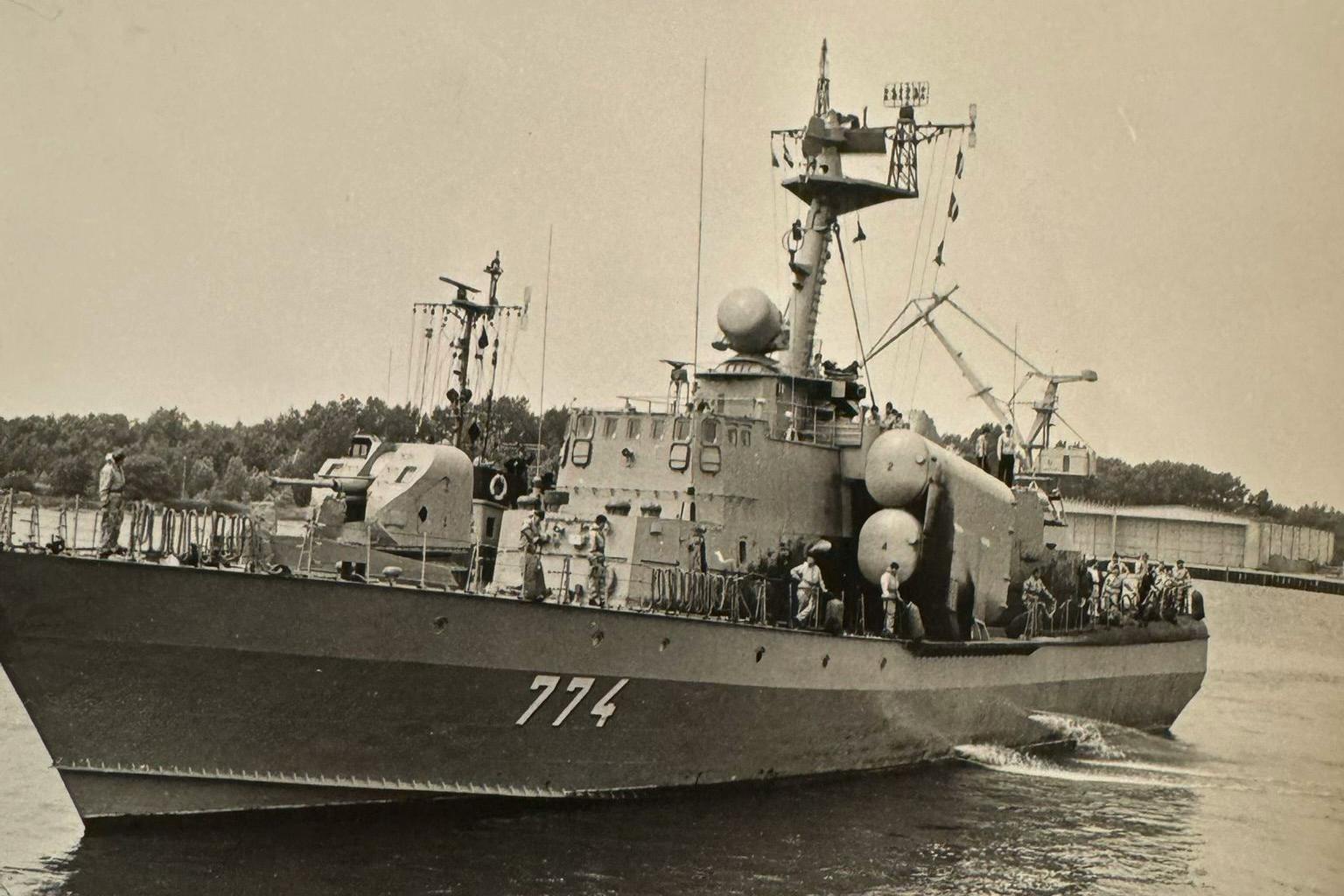 Das DDR-Kriegsschiff „Hans Beimler“ kommt gerade vom Raketenschießen zurück. Der Raketencontainer und Teile des Decks sind durch den Abschuss verbrannt.