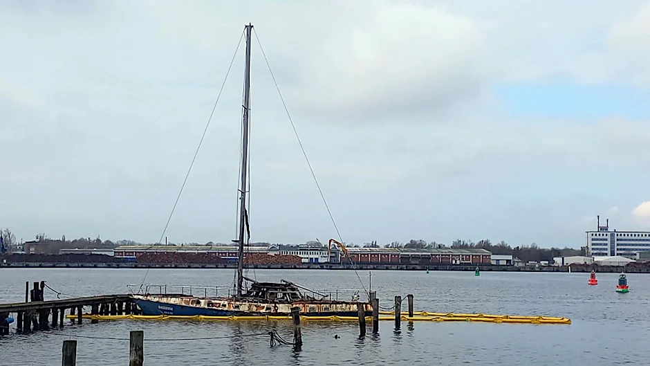 Die im Hafen von Rostock-Langenort gelegene Yacht ist komplett ausgebrannt.