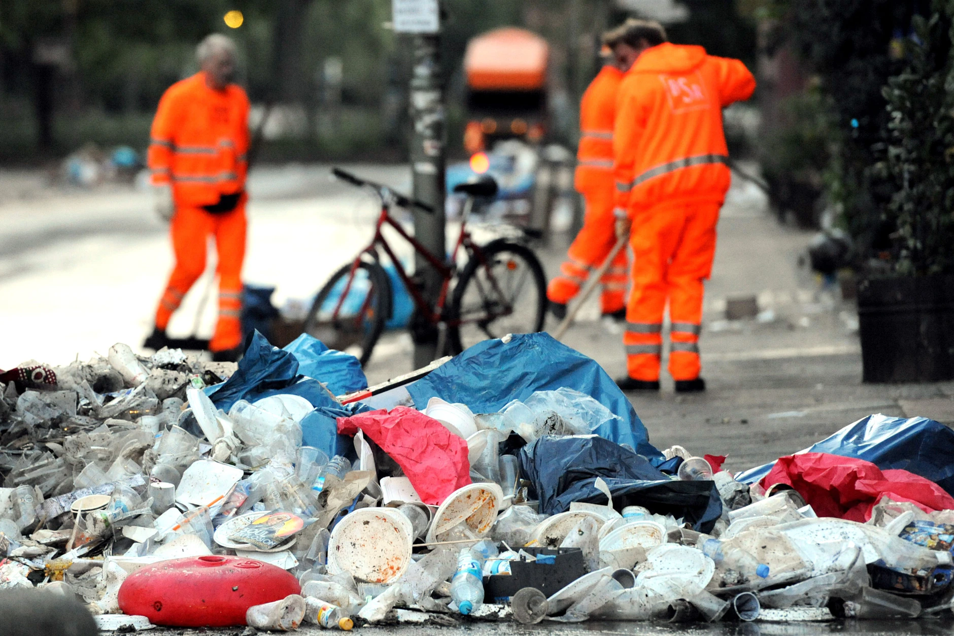 Der Moritzplatz – ein Ort, an dem täglich viele Menschen zusammenkommen und an dem erstaunlich viel liegen bleibt.