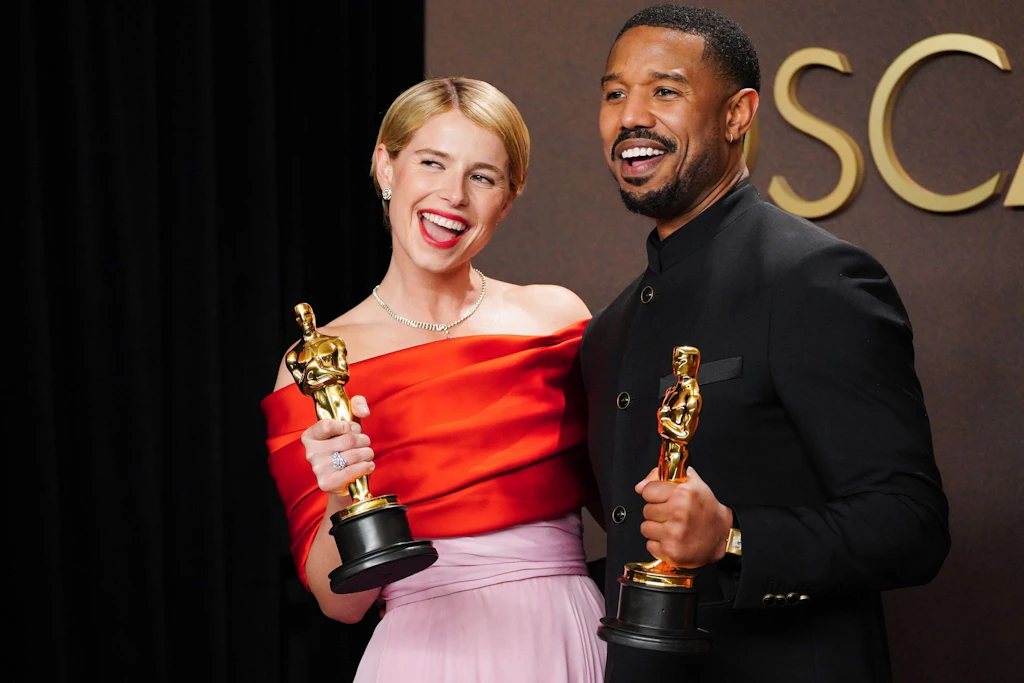 Jessie Buckley Gewinnerin des Preises für die beste Hauptdarstellerin für „Hamnet“, und Michael B. Jordan, Gewinner des Preises für den besten Hauptdarsteller für „Sinners“