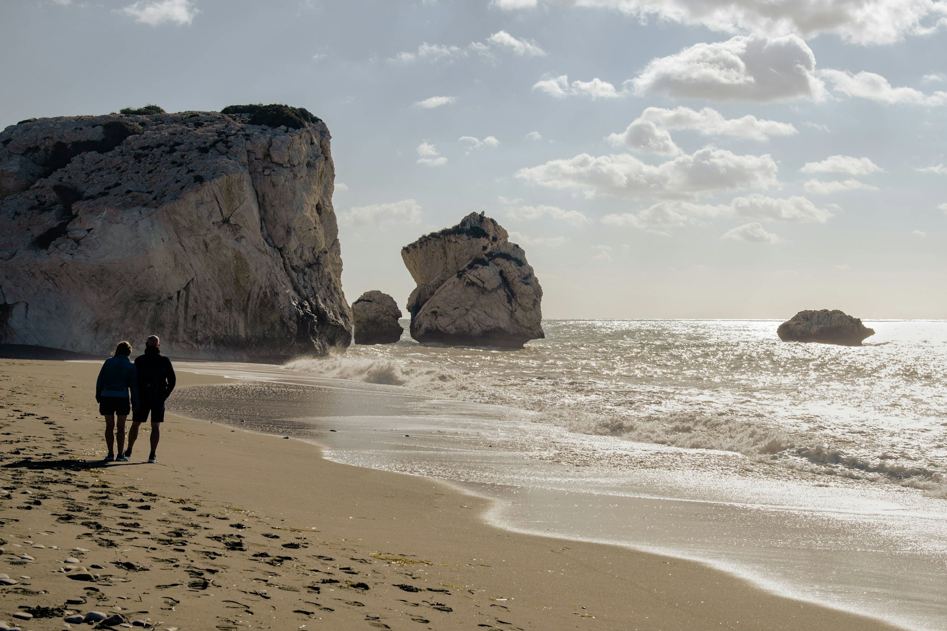 Auch an diesem sandigen Felsstrand in Paphos herrschen derzeit frühlingshafte Temperaturen.