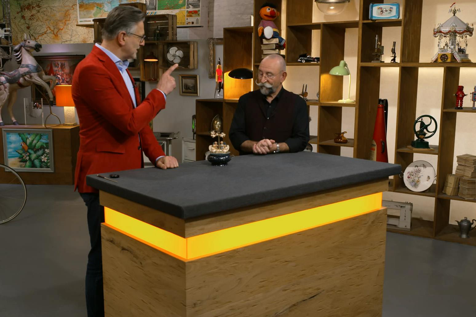 Detlev Kümmel und Horst Lichter sind von der Spieluhr bei „Bares für Rares“ angetan. wie viel Geld die Händler wohl dafür bezahlen?