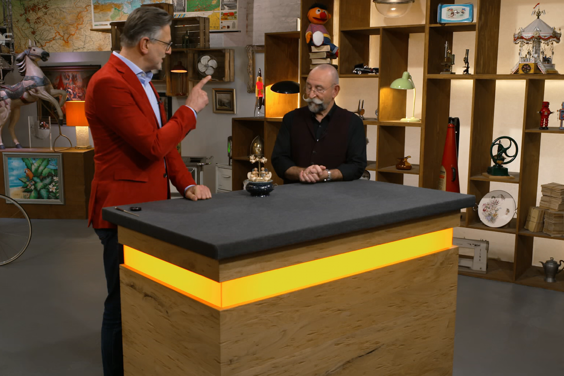 Detlev Kümmel und Horst Lichter sind von der Spieluhr bei „Bares für Rares“ angetan. wie viel Geld die Händler wohl dafür bezahlen?