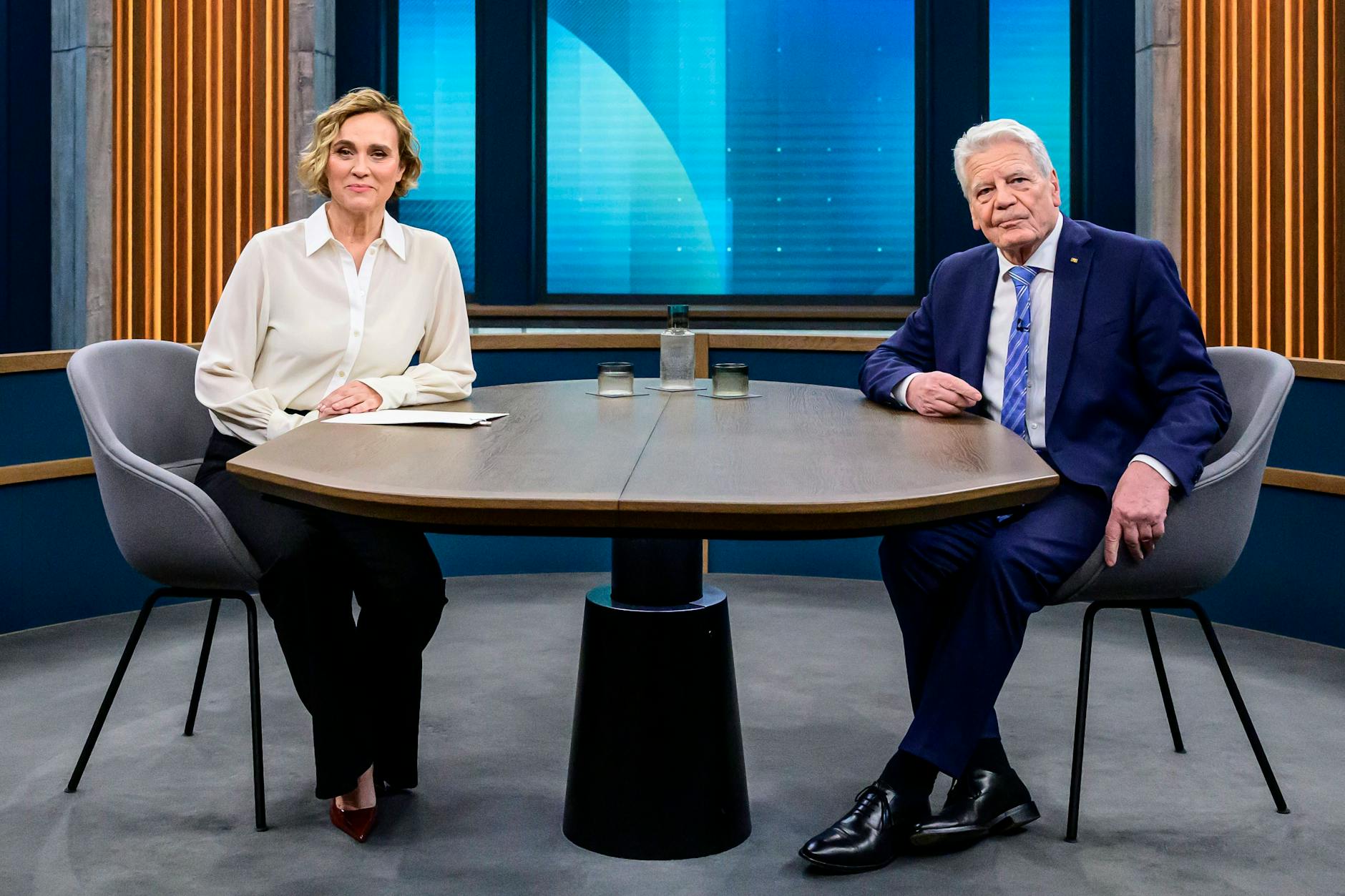 Caren Miosga spricht mit Ex-Bundespräsident Joachim Gauck unter anderem über Demokratie und Ostdeutschland.