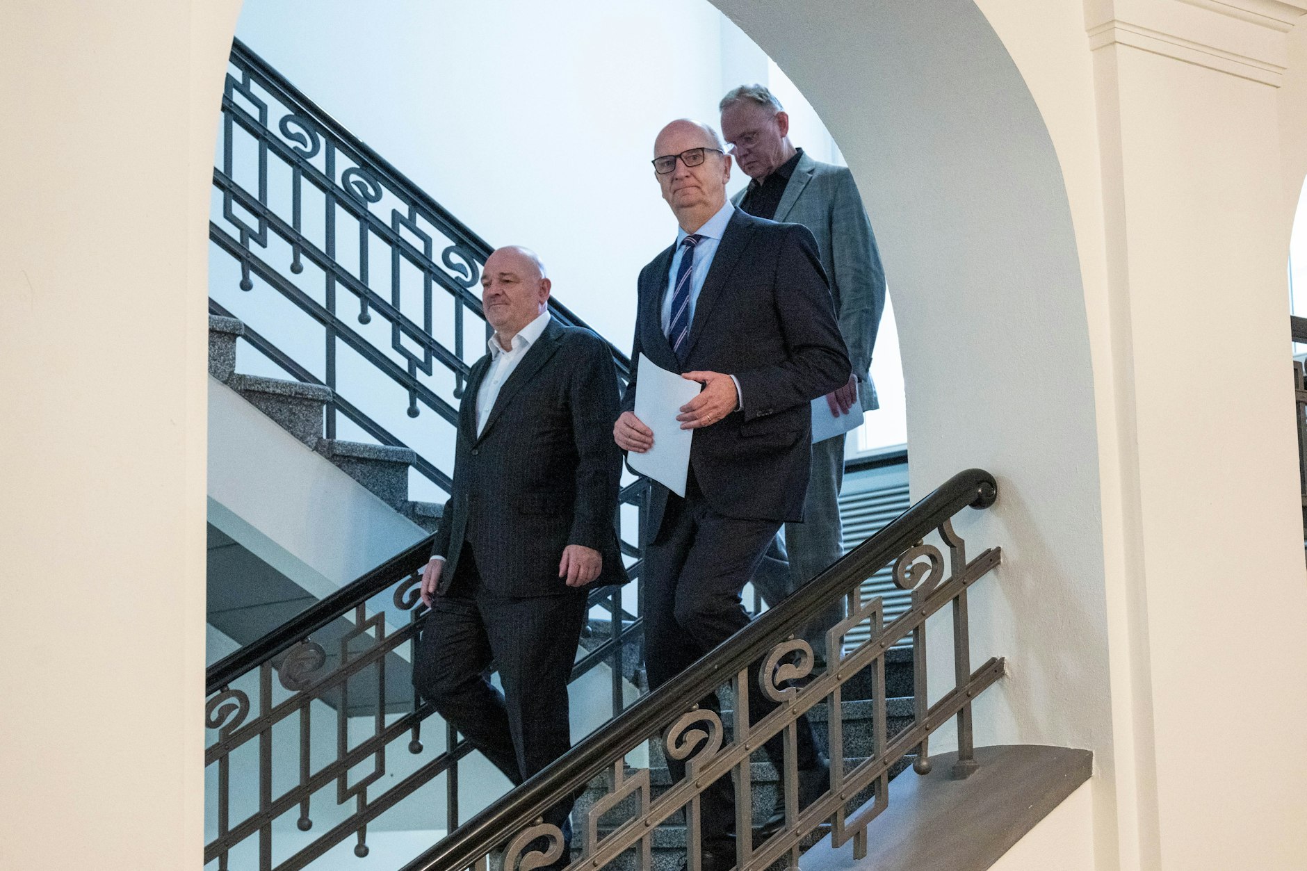 Ministerpräsident Dietmar Woidke (Mitte) mit Ex-BSW-Finanzminister und designiertem SPD-Infrastrukturminister Robert Crumbach (links).