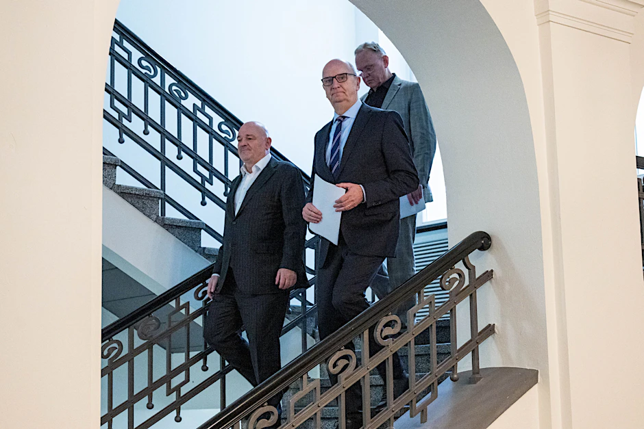 Ministerpräsident Dietmar Woidke (Mitte) mit Ex-BSW-Finanzminister und designiertem SPD-Infrastrukturminister Robert Crumbach (links). 