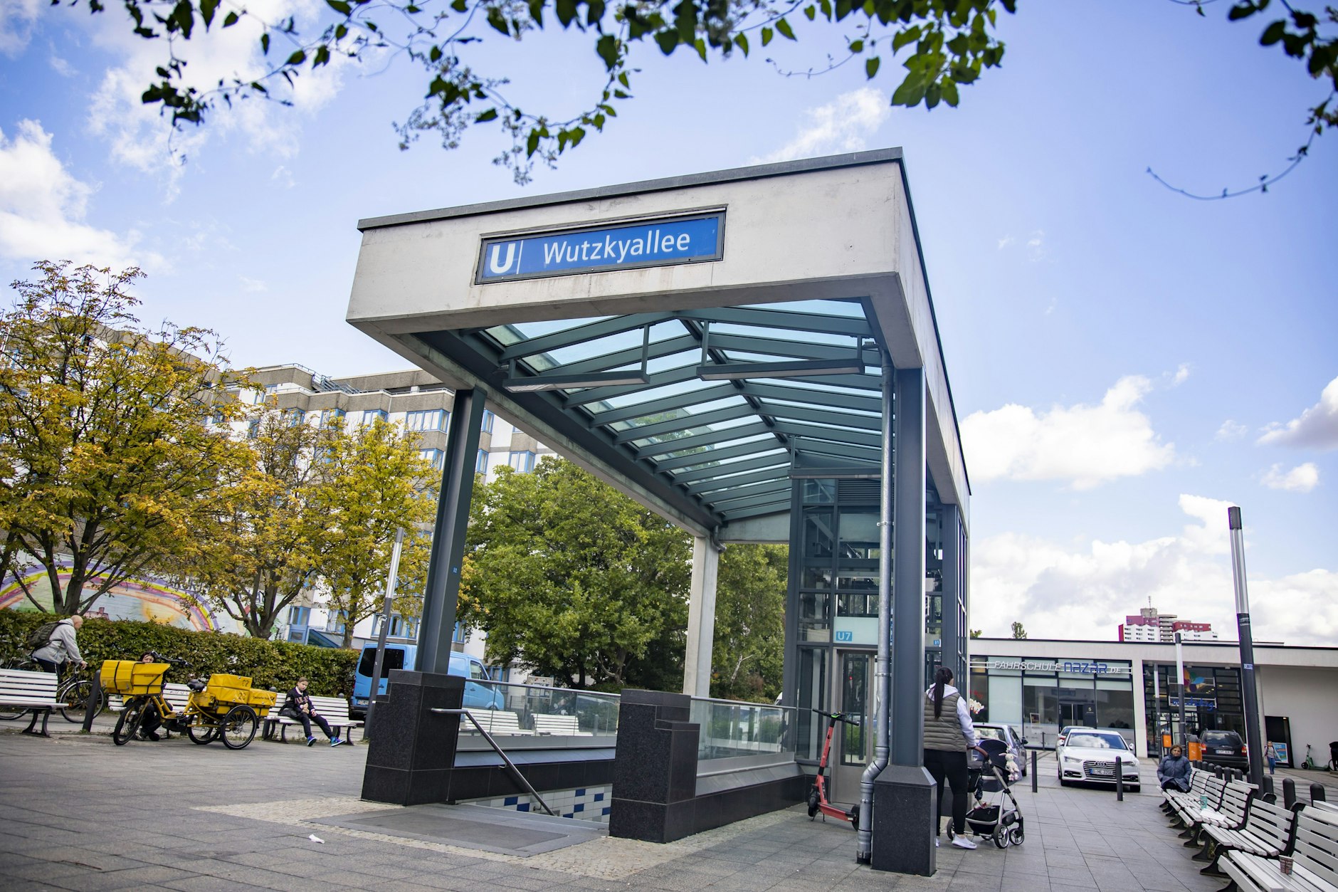 <a href="https://www.berliner-kurier.de/berlin/warum-berlin-am-splitt-scheitert-und-was-das-ueber-uns-alle-verraet-li.10020945">Die Gegend um den U-Bahnhof Wutzkyallee</a> in Gropiusstadt gehört zu den sozialen Brennpunkten der Stadt.