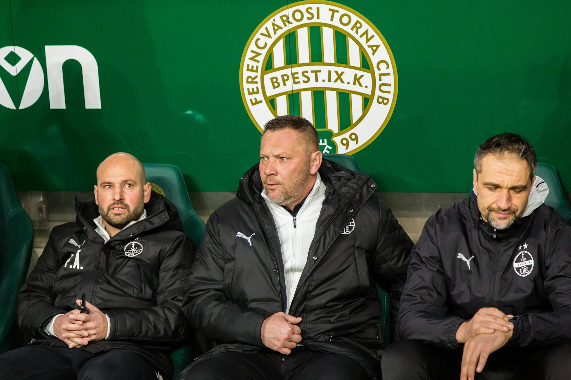Pal Dardai ist jetzt Sportdirektor des ungarischen Erstilgisten Ujpest. Natürlich sitzt er noch immer auf der Bank. Hier beim Spiel gegen Ferencvaros.