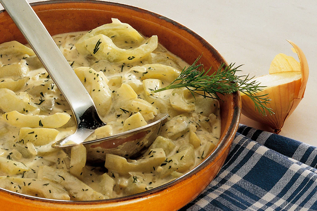 Schmorgurken sind ein leckeres Gemüsegericht - und ein echter Klassiker der Hausmannskost. Als Abwandlung verraten wir im Rezept, wie Sie Schinkengurken zubereiten.