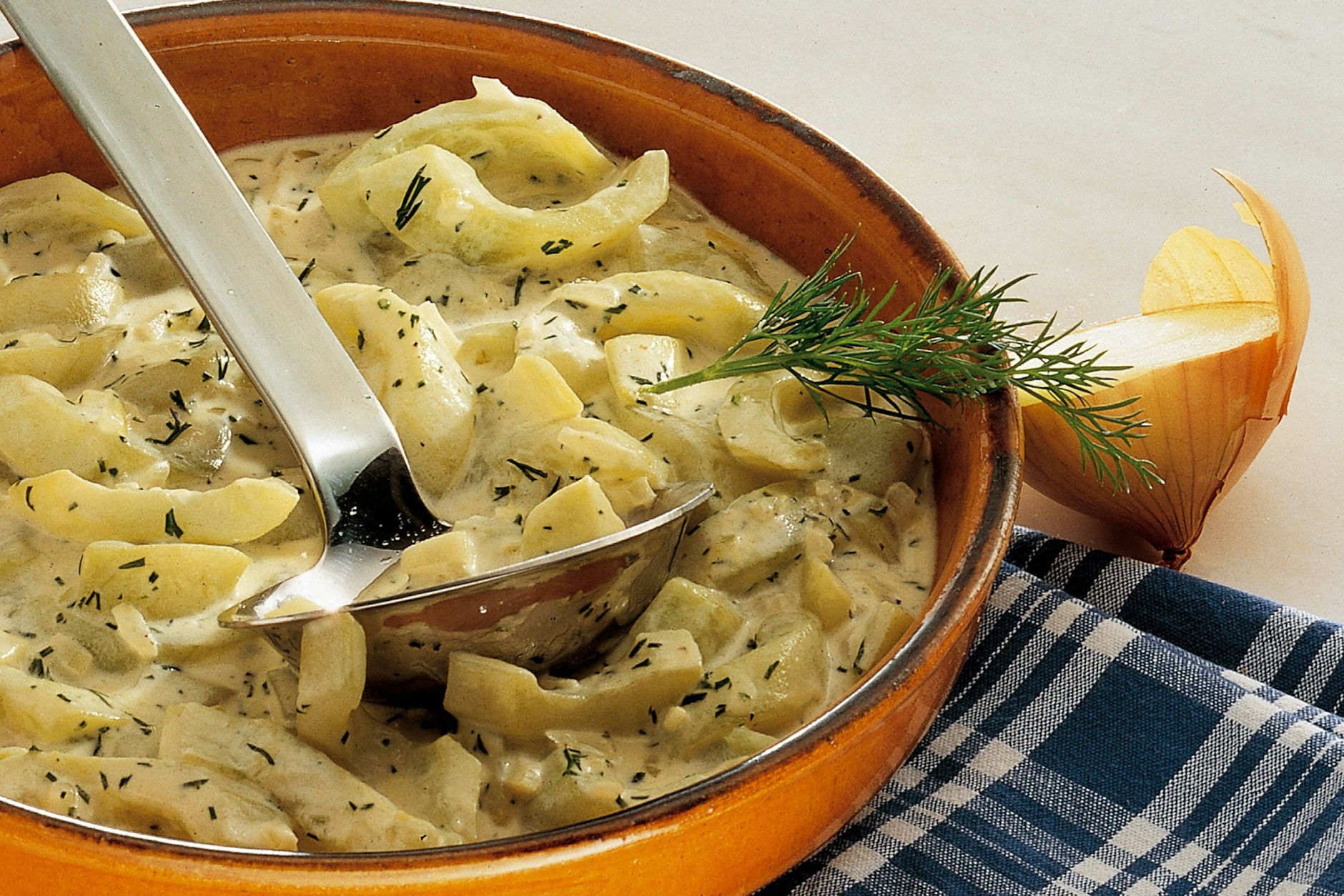 Schmorgurken sind ein leckeres Gemüsegericht - und ein echter Klassiker der Hausmannskost. Als Abwandlung verraten wir im Rezept, wie Sie Schinkengurken zubereiten.