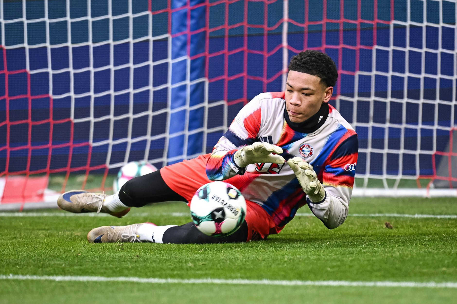 Leonard Prescott trainiert regelmäßig mit den Stars des FC Bayern München. Jetzt könnte der ehemalige Nachwuchstorhüter des 1. FC Union Berlin sein Debüt beim Rekordmeister feiern.