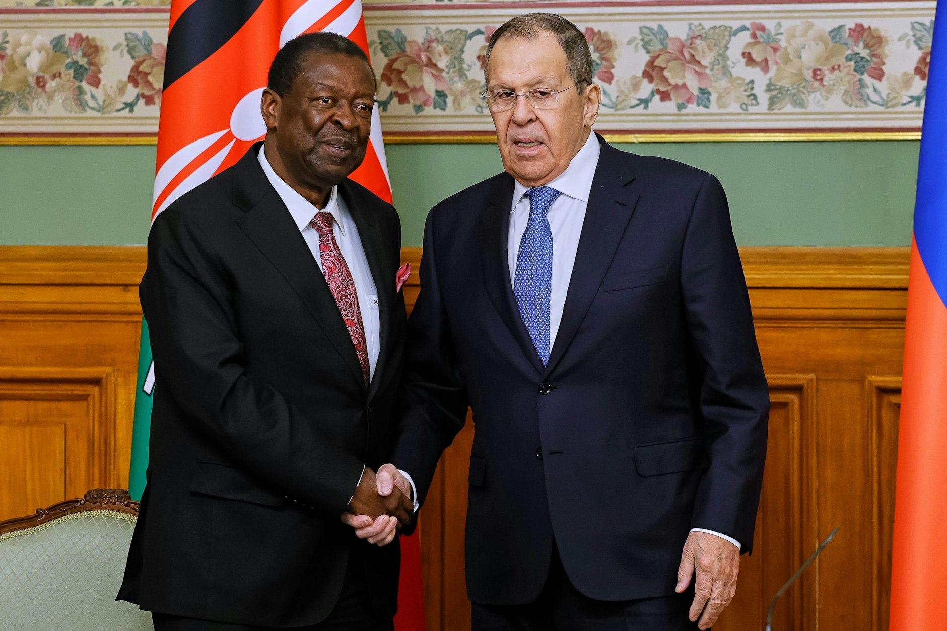 Der russische Außenminister Sergej Lawrow (r) und Kenias Außenminister Musalia Mudavadi