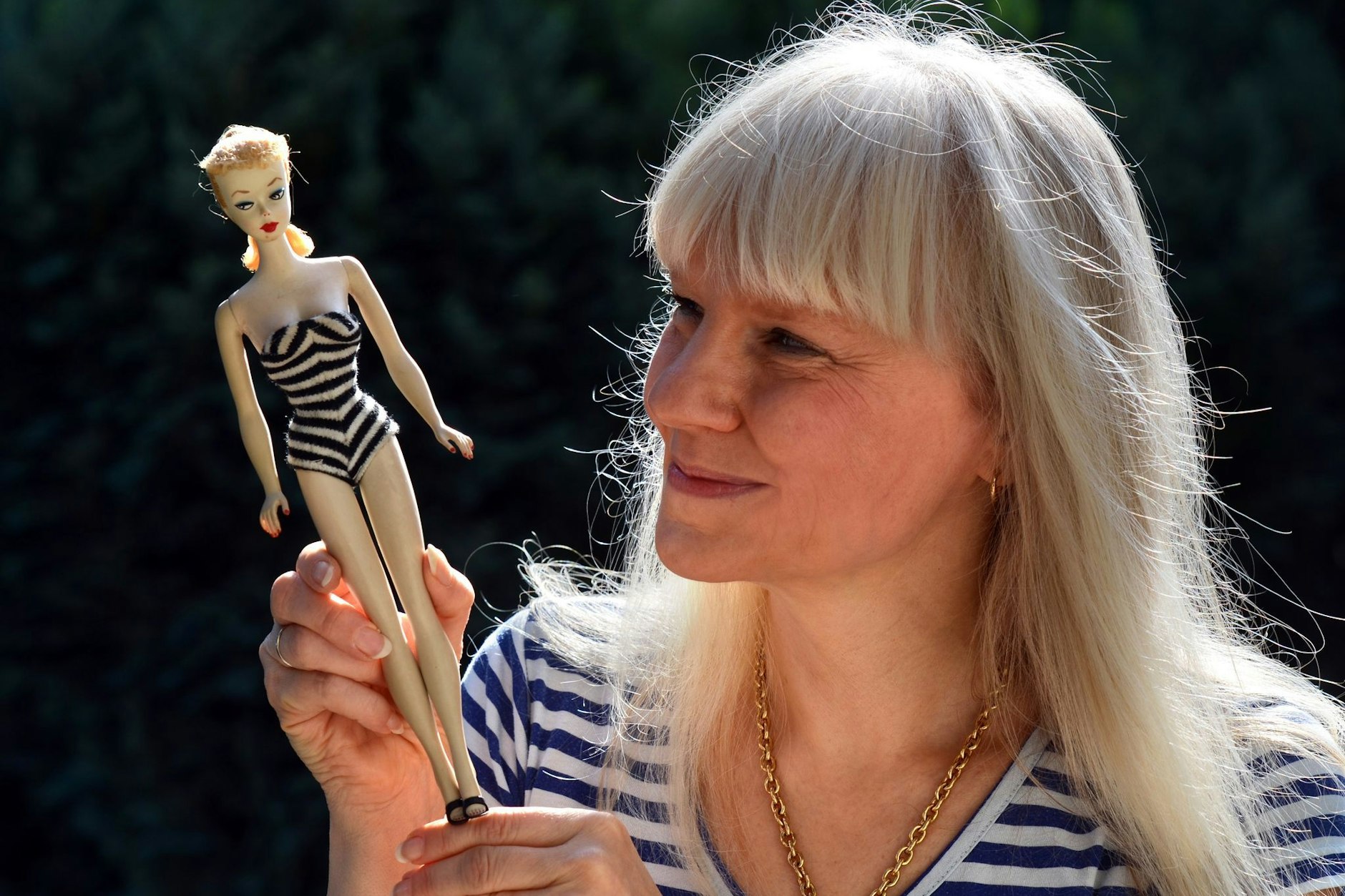 Die Barbiepuppen-Sammlerin Bettina Dorfmann kennt die hohen Preise, die von Sammlern aktuell für Exemplare der DDR-Barbie Steffi gezahlt werden.