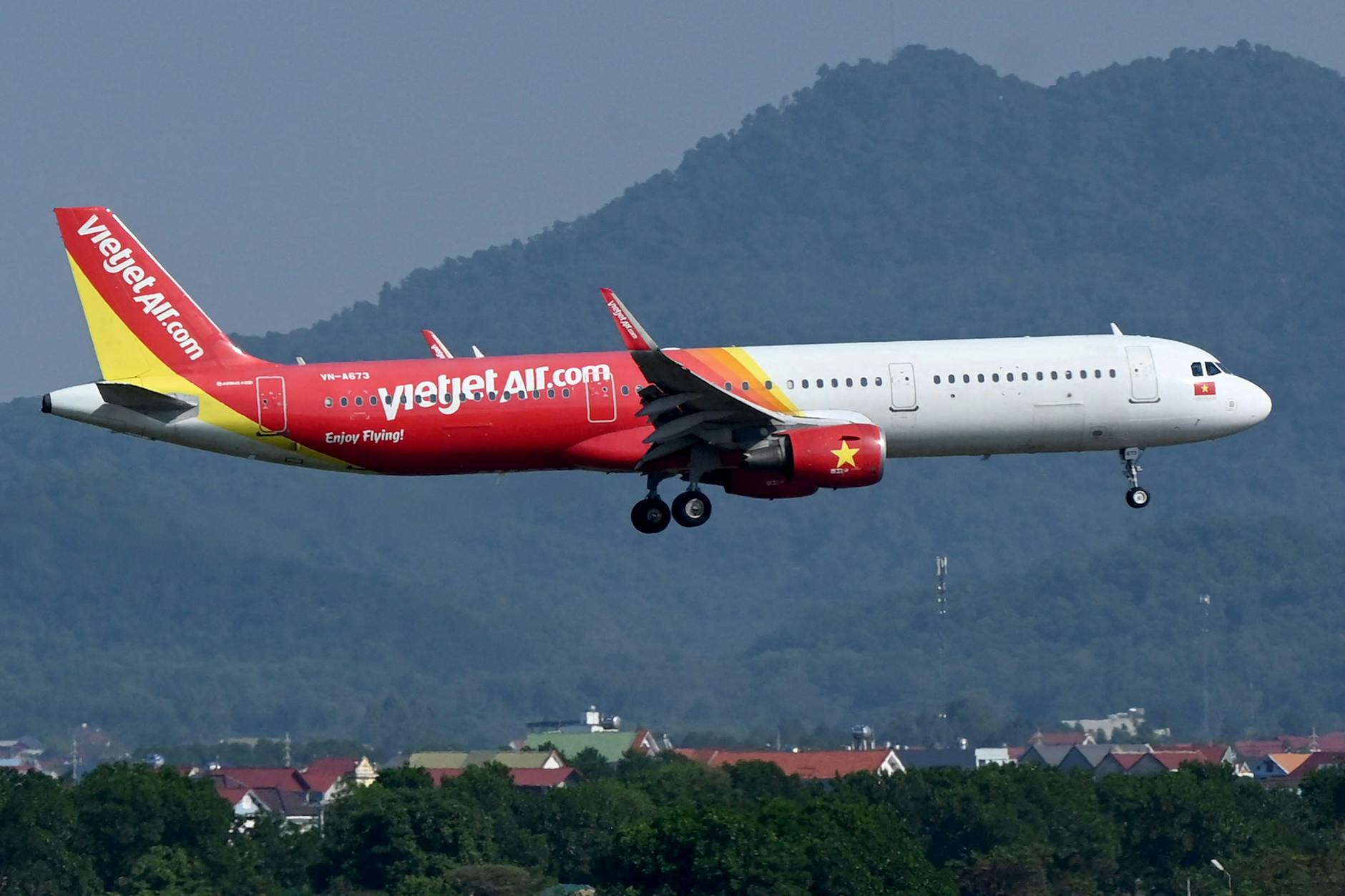 Ein Flugzeug der Vietjet Air landet am Internationalen Flughafen Nội Bài in Hanoi
