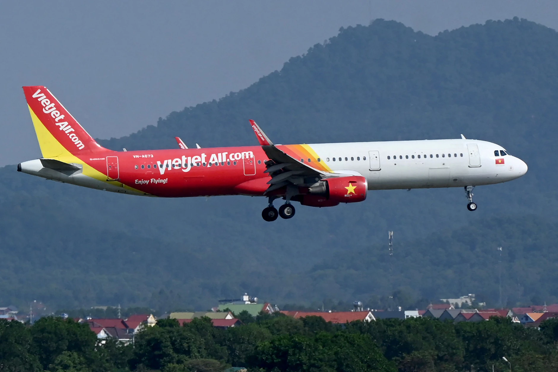 Ein Flugzeug der Vietjet Air landet am Internationalen Flughafen Nội Bài in Hanoi