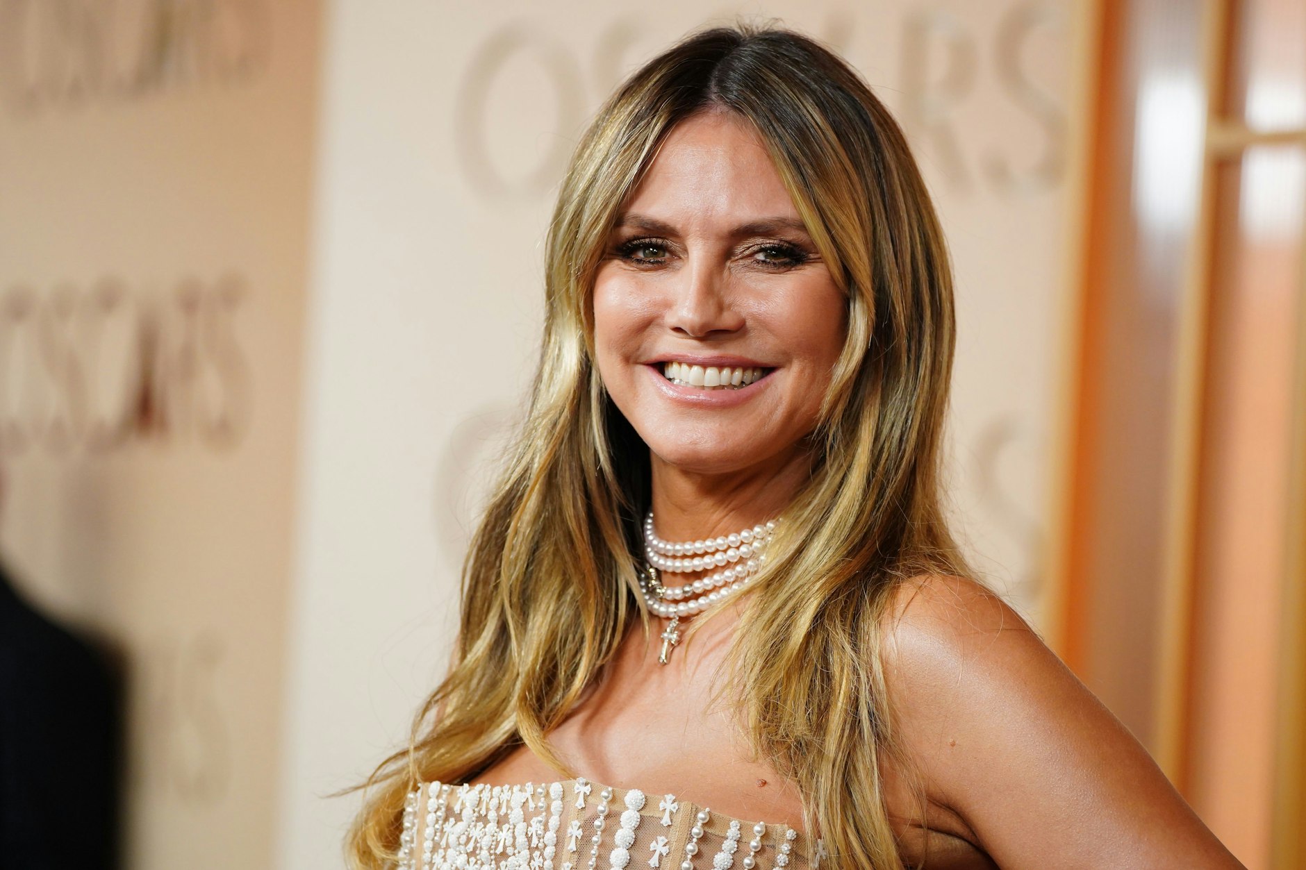 Model und TV-Star Heidi Klum zeigt sich bei den Oscars strahlend auf dem roten Teppich und zieht mit ihrem glamourösen Look alle Blicke auf sich.