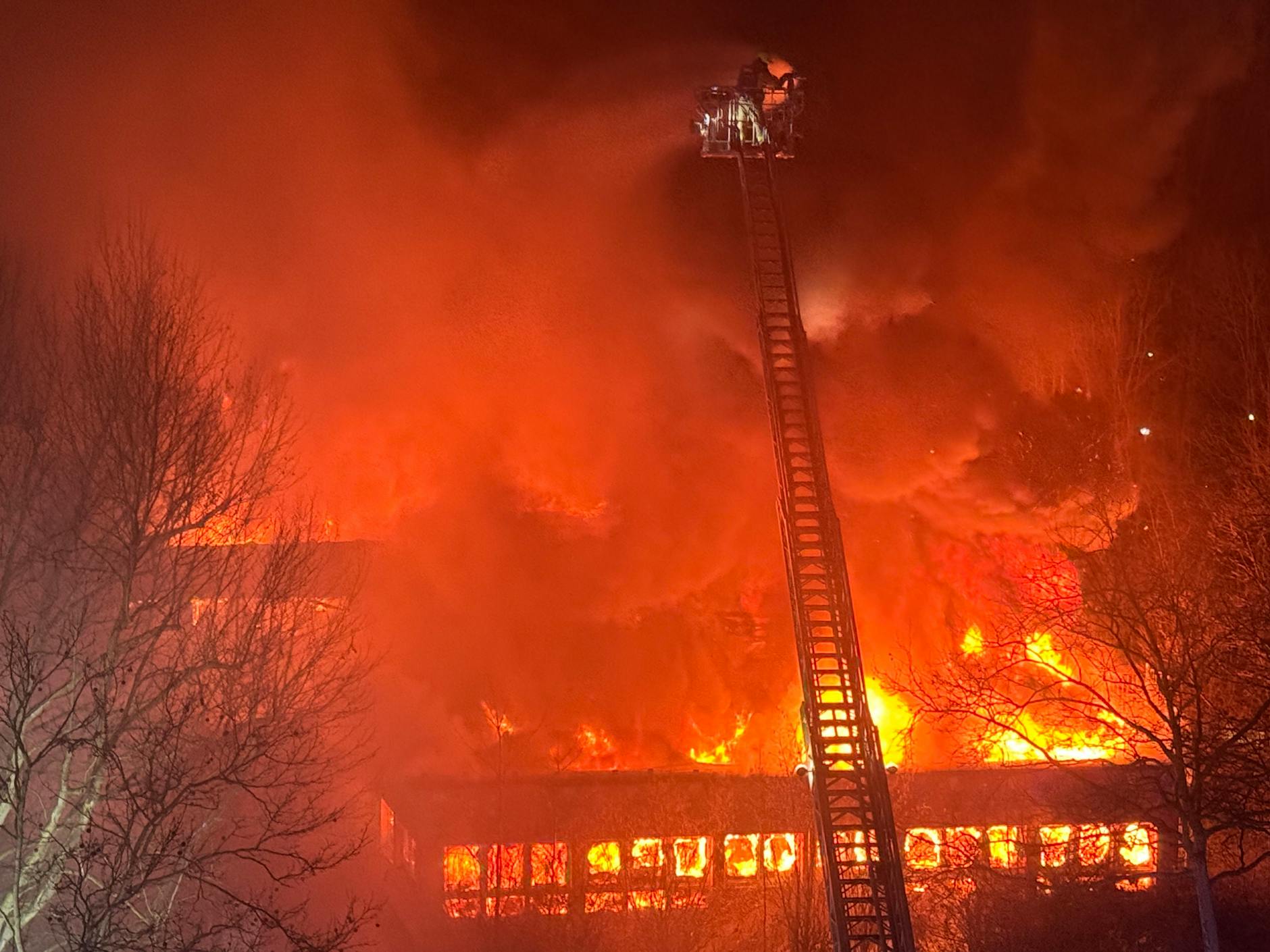Bei den Löscharbeiten kam auch eine Drehleiter zum Einsatz. Das Gebäude einer Kita konnte nicht gerettet werden.