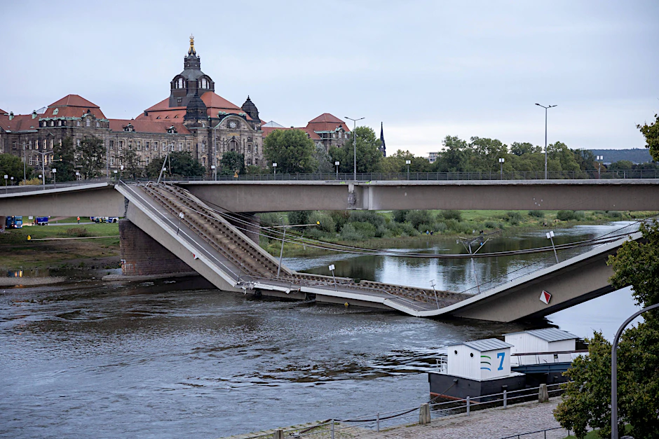 Dresdens 11. September: Plötzlich lagen Teile der wichtigen Brücke in der Elbe.