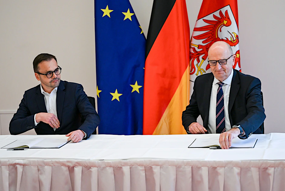 Jan Redmann (l, CDU), Vorsitzender der Brandenburger CDU, und Dietmar Woidke (SPD), Ministerpräsident von Brandenburg, unterzeichnen den Brandenburger Koalitionsvertrag.