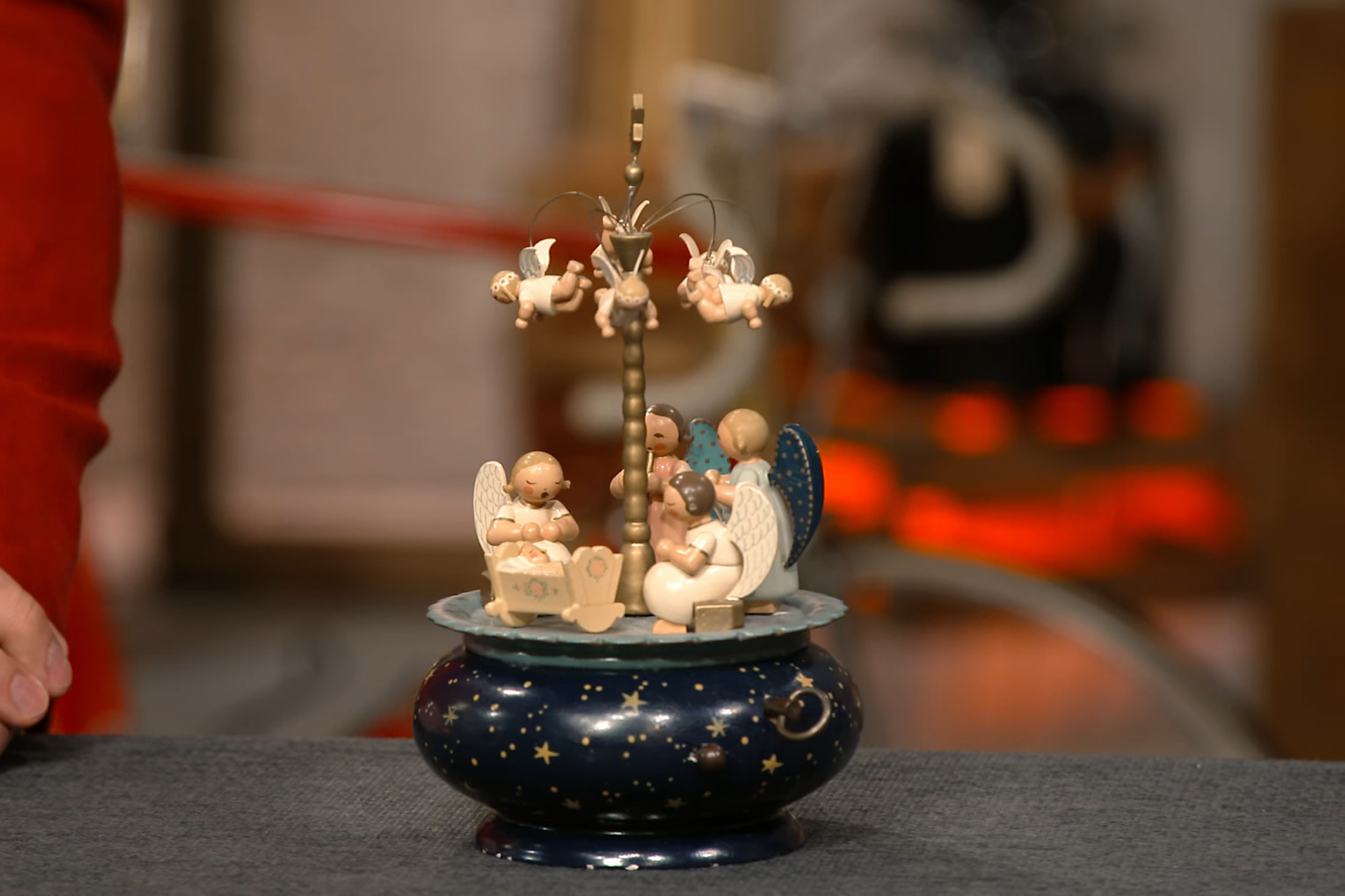 Um diese Spieluhr geht es: Das besondere Stück Holzkunst aus der DDR wurde bei der Firma Wendt und Kühn im Erzgebirge hergestellt.