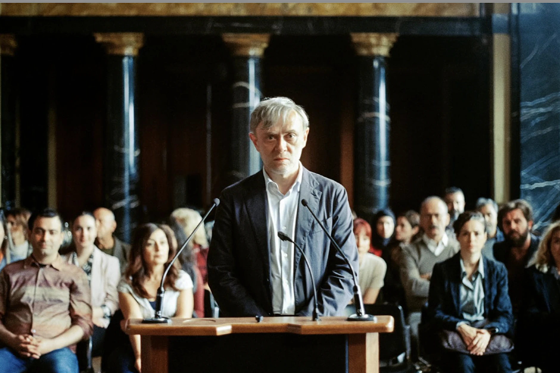 Tansu Biçer übernimmt die männliche Hauptrolle in „Gelbe Briefe“.