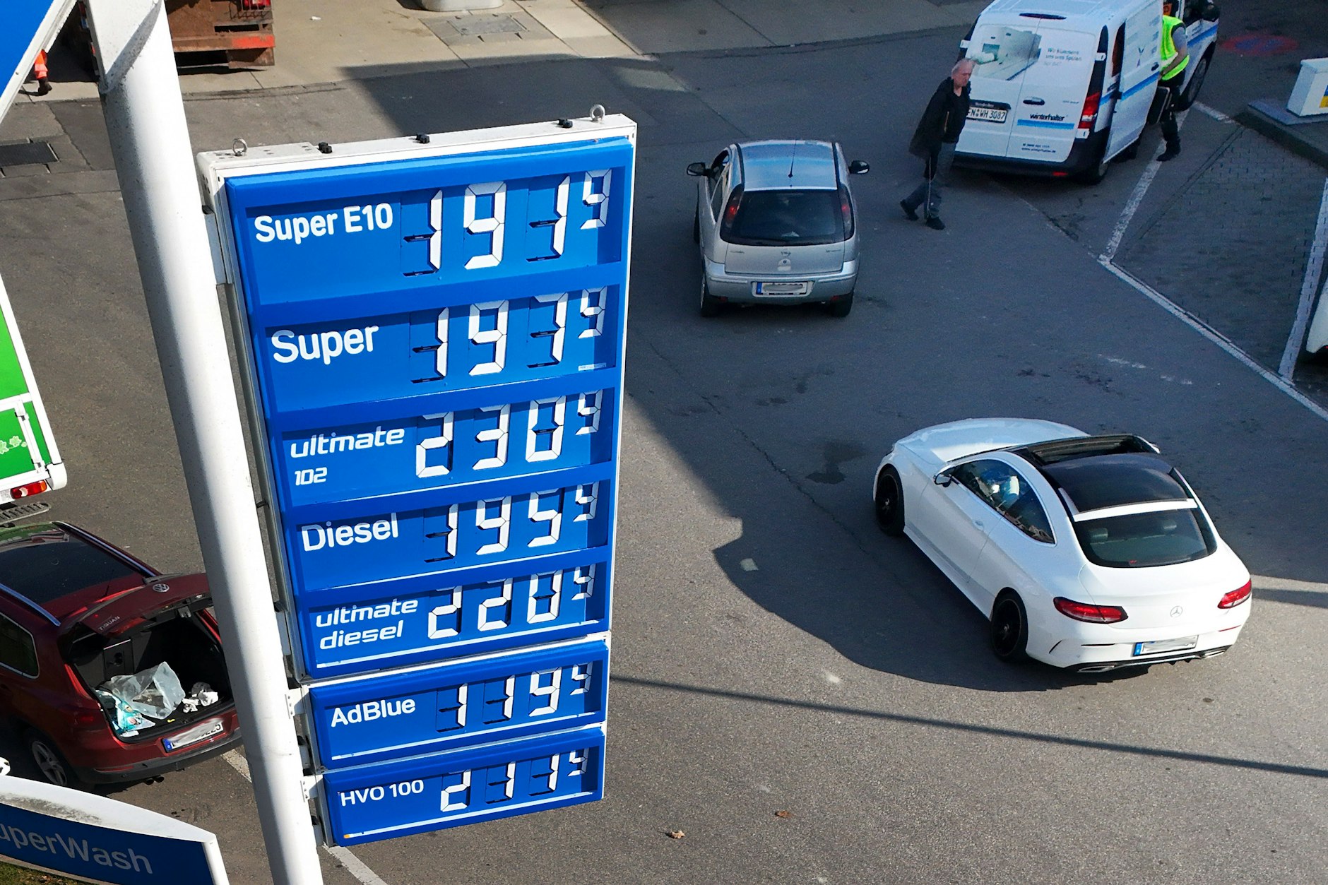 Die Spritpreise sind infolge des Iran-Krieges stark gestiegen.