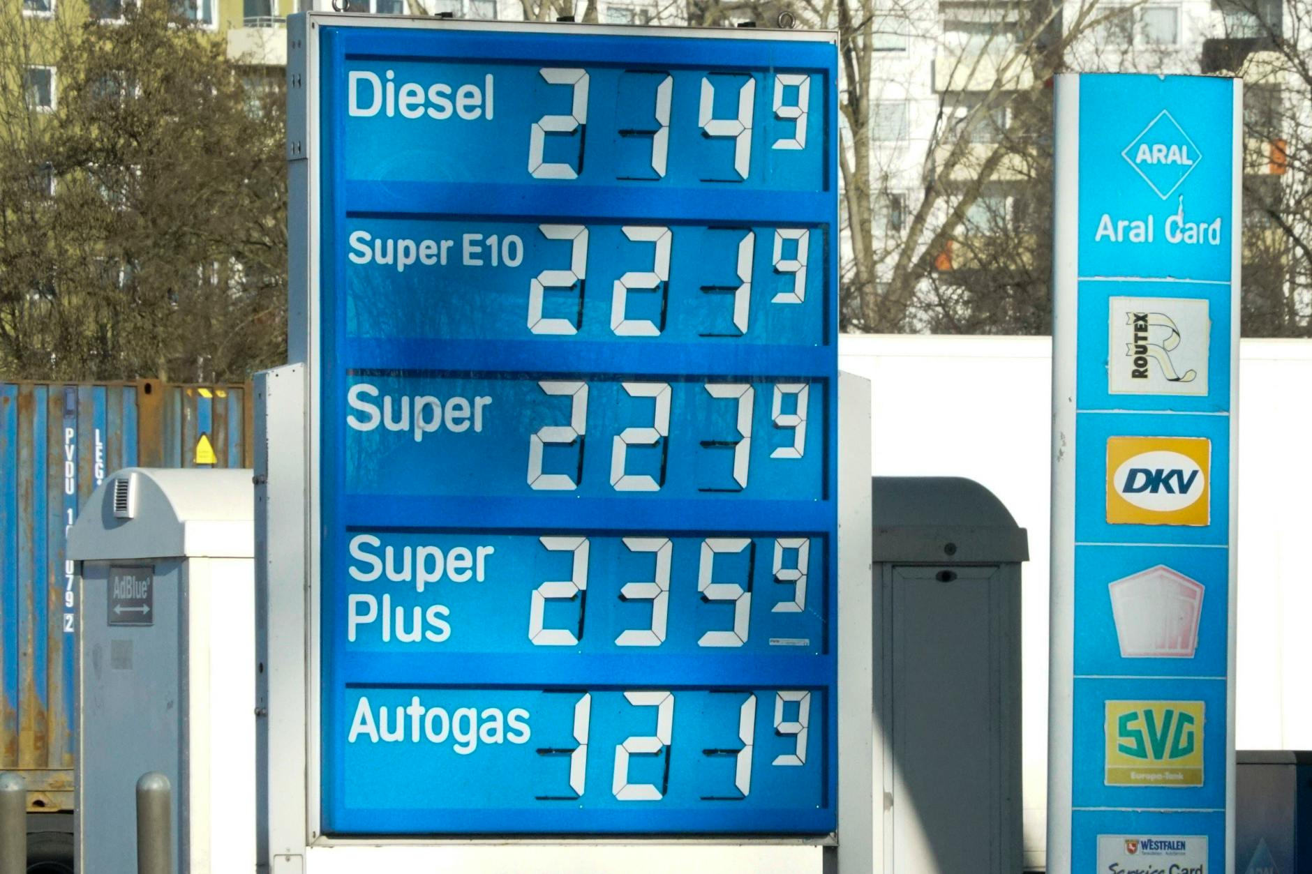 Die Preise an deutschen Tankstellen bleiben hoch: Für einen Liter Super E10 müssen Autofahrer aktuell im Schnitt rund zwei Euro bezahlen – starke Schwankungen sind weiterhin möglich. (Symbolbild)