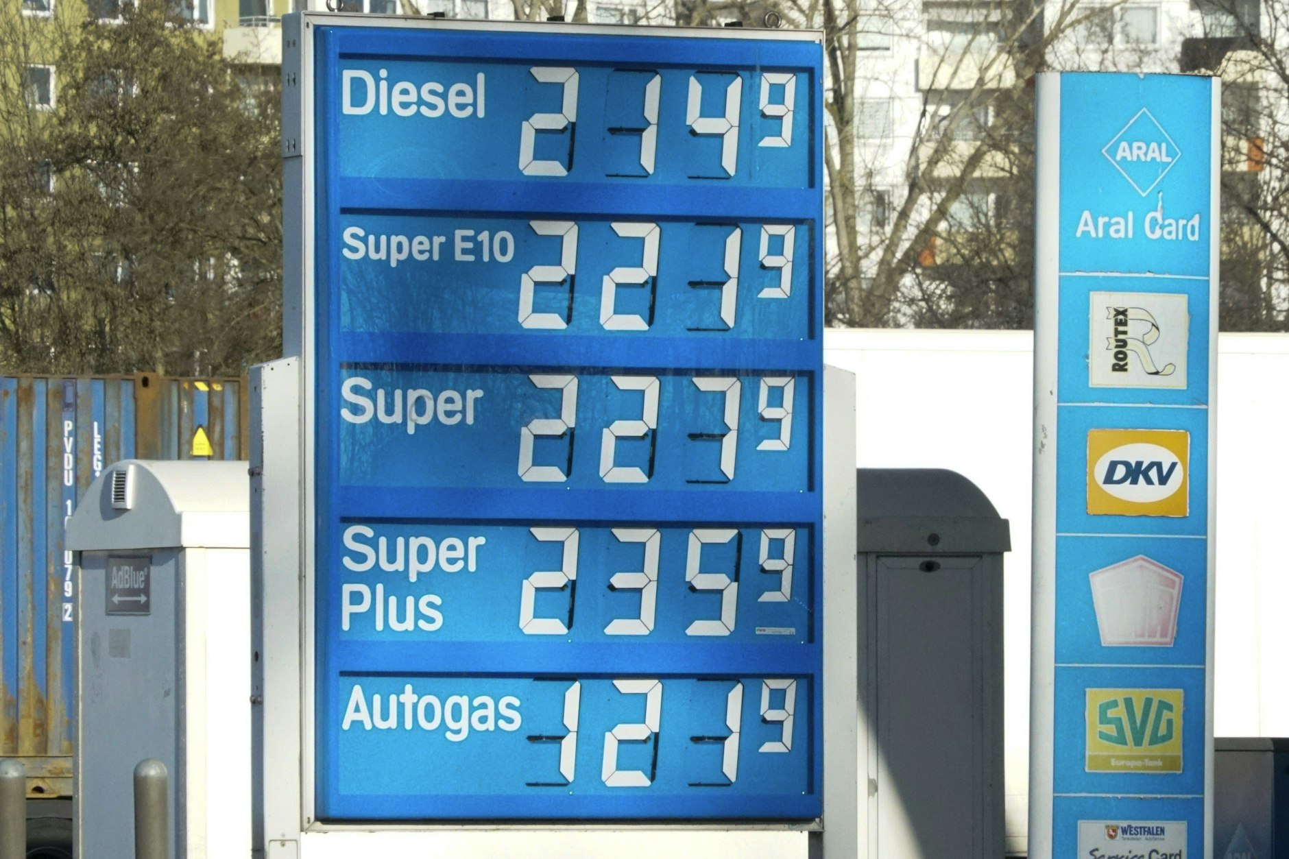 Die Preise an deutschen Tankstellen bleiben hoch: Für einen Liter Super E10 müssen Autofahrer aktuell im Schnitt rund zwei Euro bezahlen – starke Schwankungen sind weiterhin möglich. (Symbolbild)