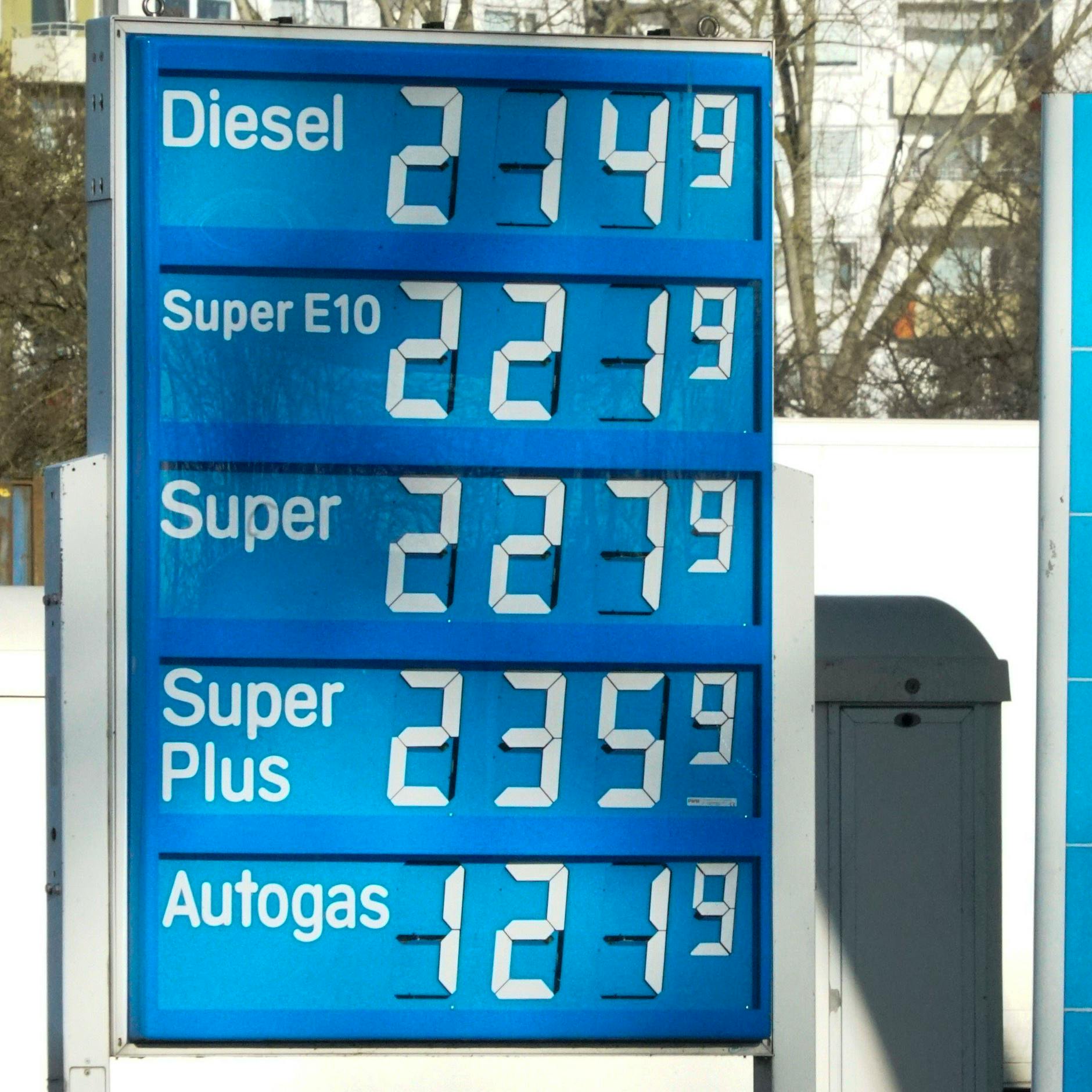 Hohe Spritpreise bleiben: So können Autofahrer trotzdem sparen!