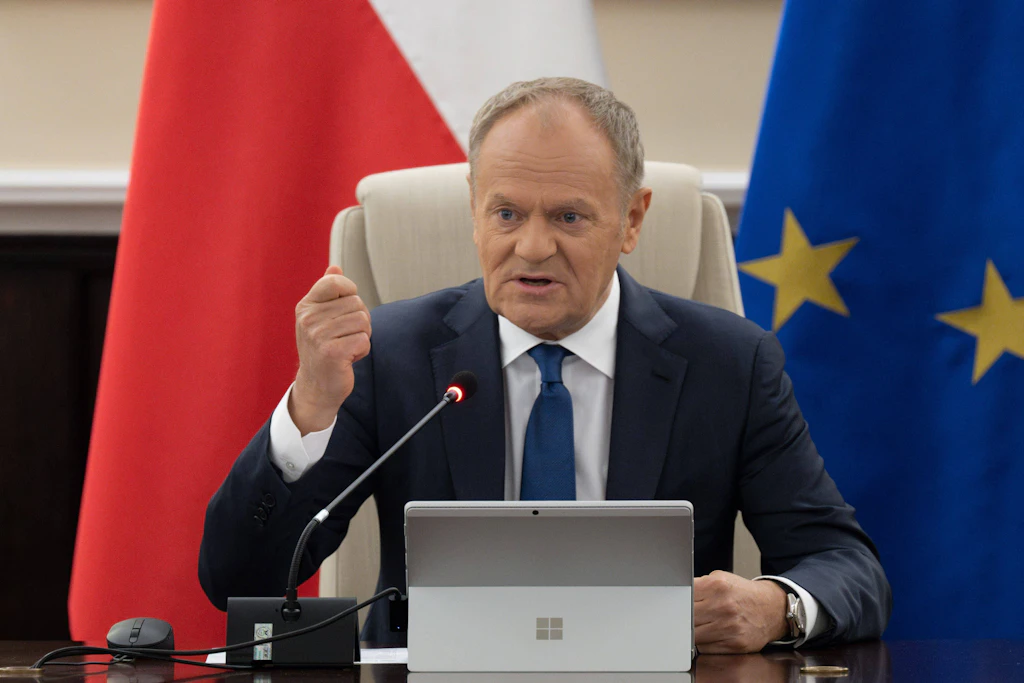 Tusk warnt vor „Polexit“: Polens Präsident Nawrocki blockiert milliardenschwere EU-Rüstungskredite