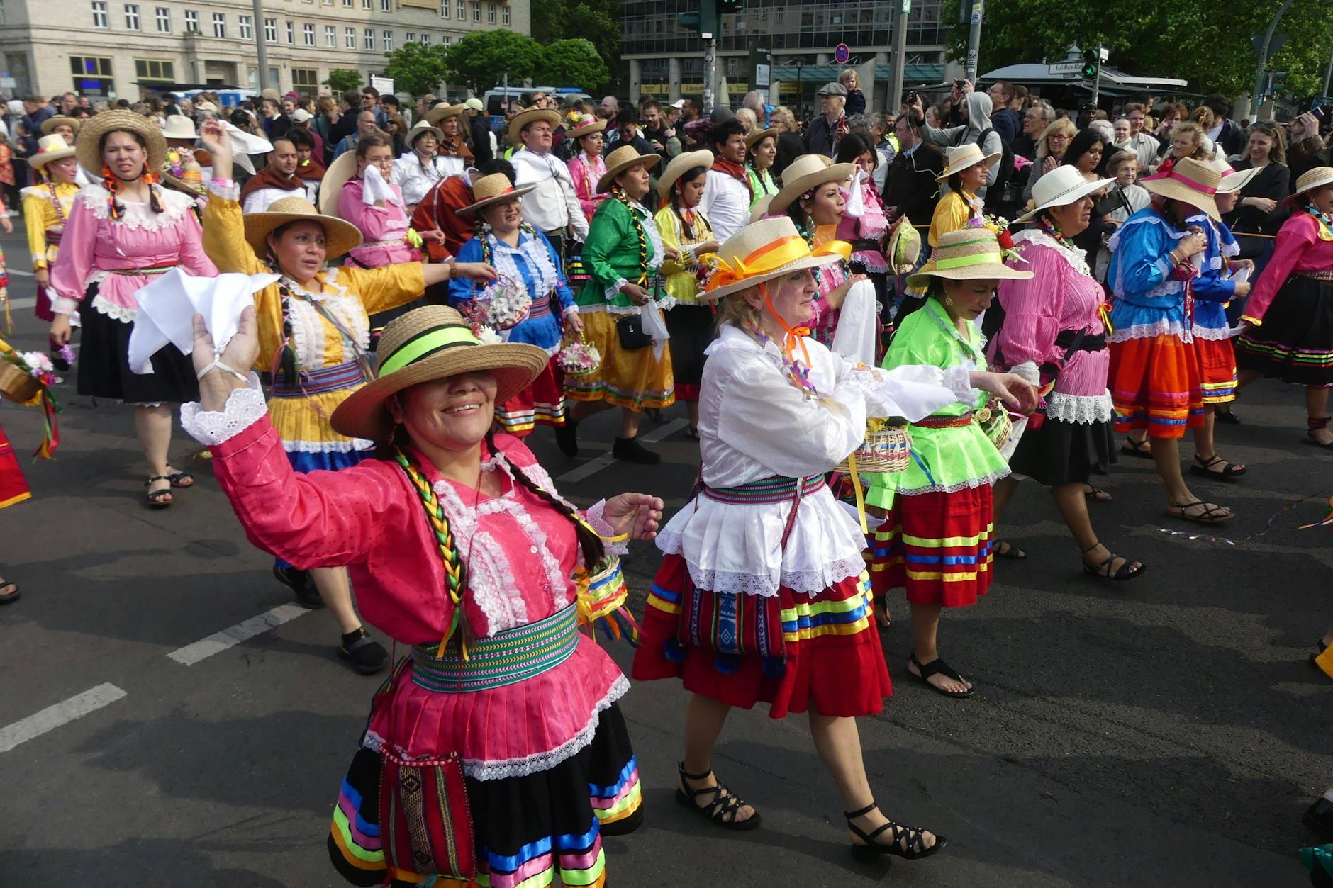 Beim Karneval der Kulturen ist es bunt und laut und es herrscht eine fröhliche Stimmung.